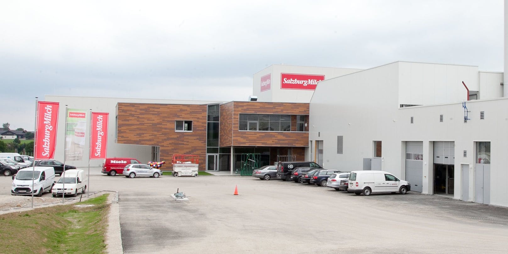 Die SalzburgMilch GmbH ist Österreichs drittgrößte Molkerei mit Firmenstandorten in Salzburg-Itzling und Lamprechtshausen (Flachgau)