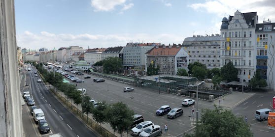 Das Areal, auf welchem die Markthalle am Naschmarkt entstehen soll. Dutzende Banner an den Häusern fordern stattdessen einen Freiraum nach dem Motto "Park statt Halle".