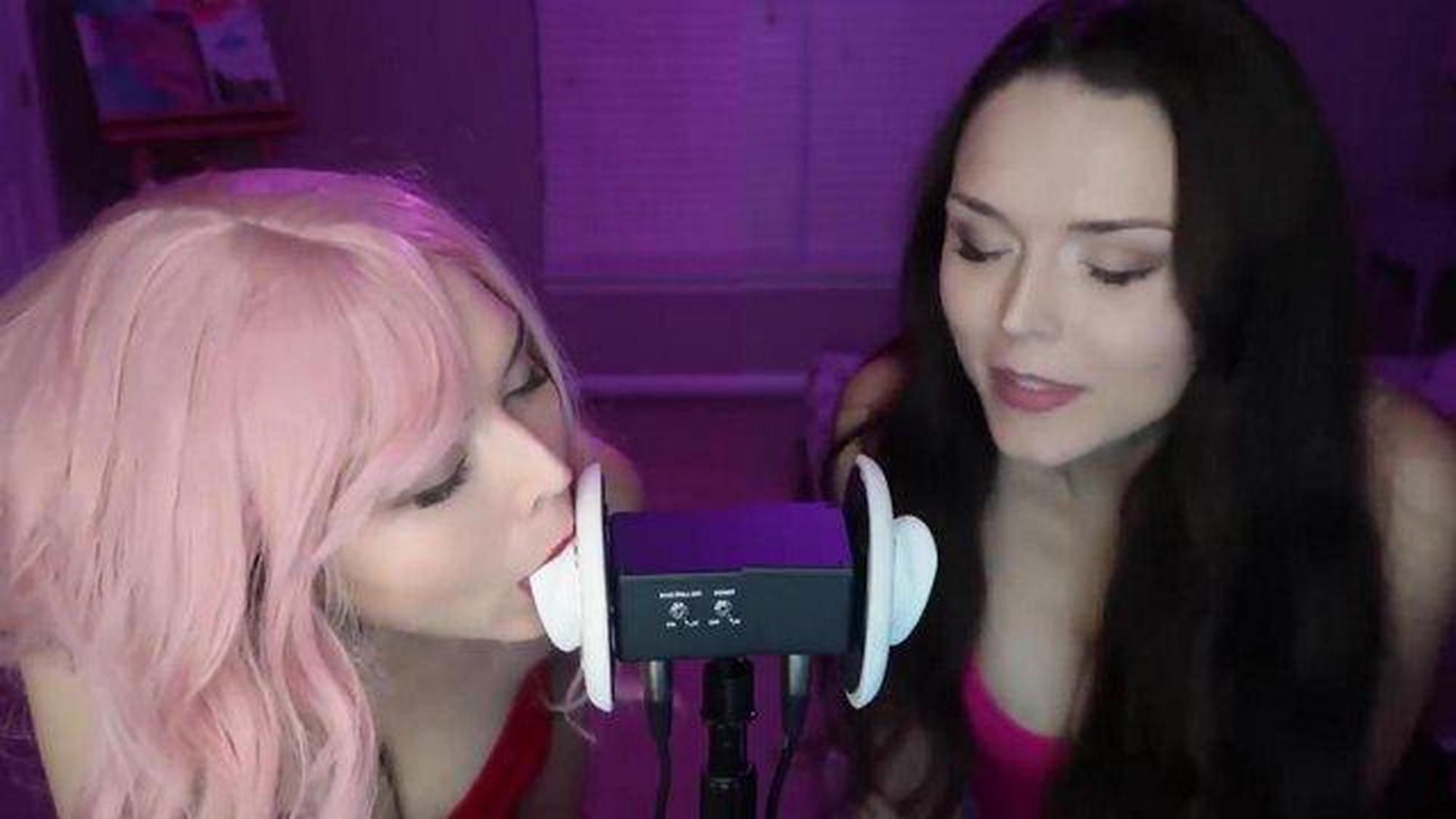 ASMR-Streamer nutzen ein hochsensibles Mikrofon, welches jedes kleinste Geräusch aufnimmt. Hier mit einem Silikon-Ohr, um das Ear Licking noch intensiver zu simulieren.