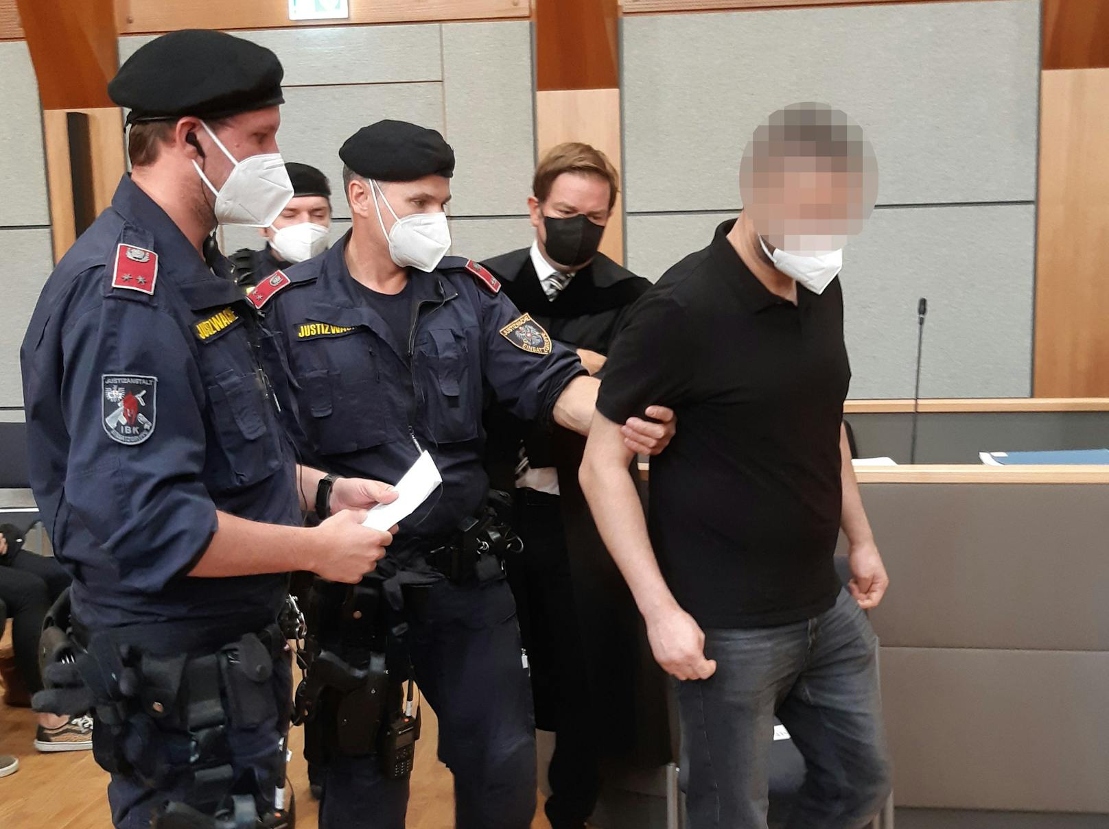 Der Angeklagte (34) beim Prozess-Auftakt im Landesgericht Innsbruck.