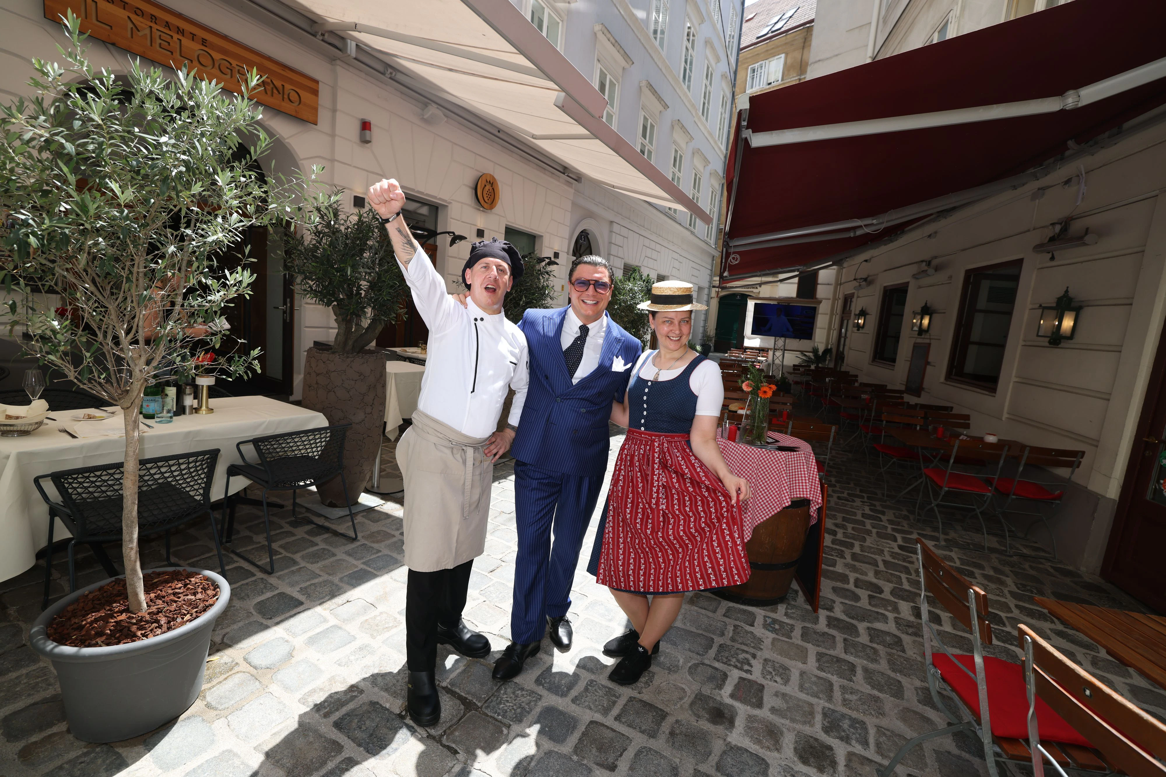 Chefkoch Andrea Garau (l.) mit Chef Roberto d‘Atri (m.) und Nachbarin Gordana Colakovic.