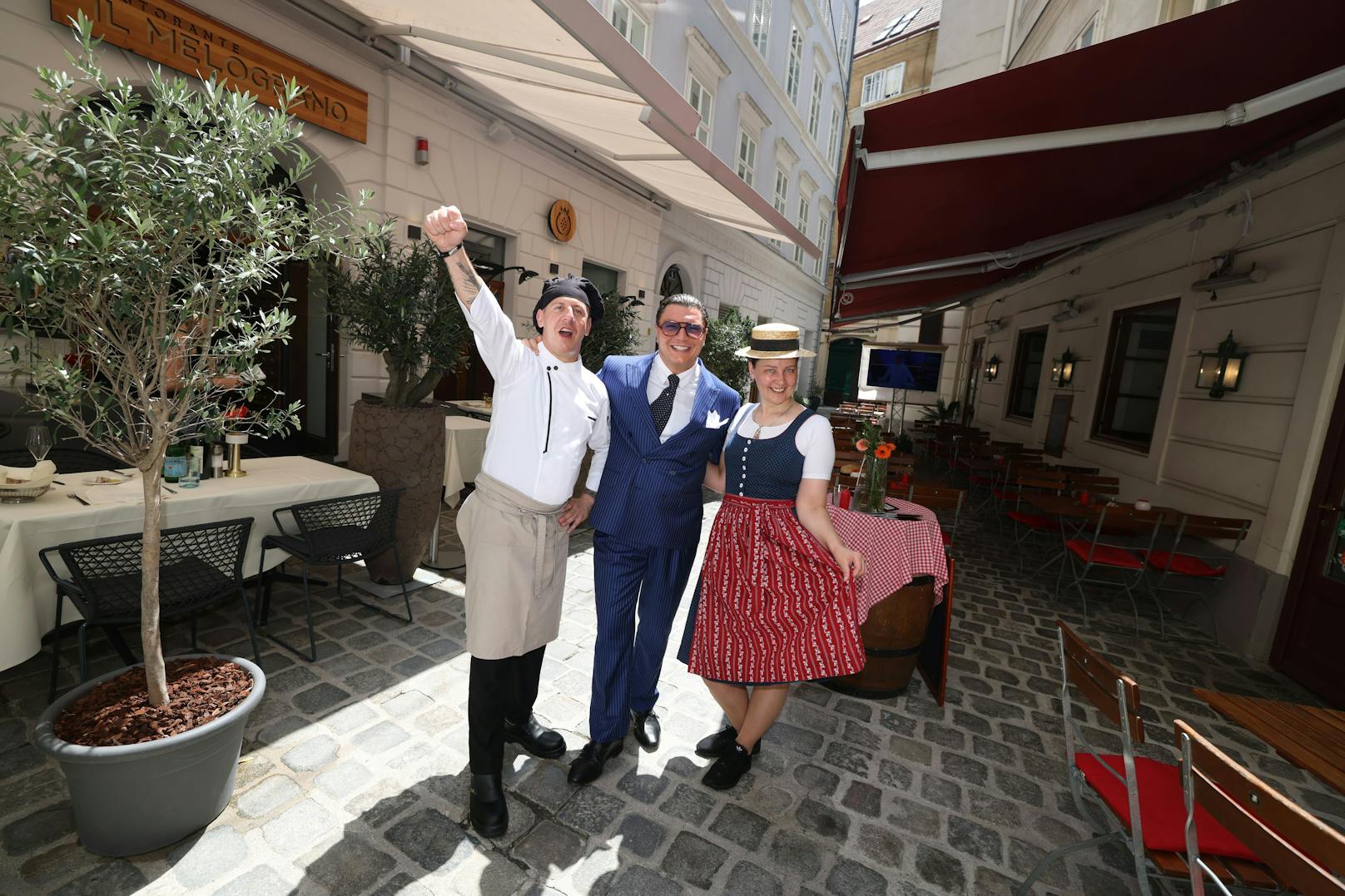 Chefkoch Andrea Garau (l.) mit Chef Roberto d‘Atri (m.) und Nachbarin Gordana Colakovic.