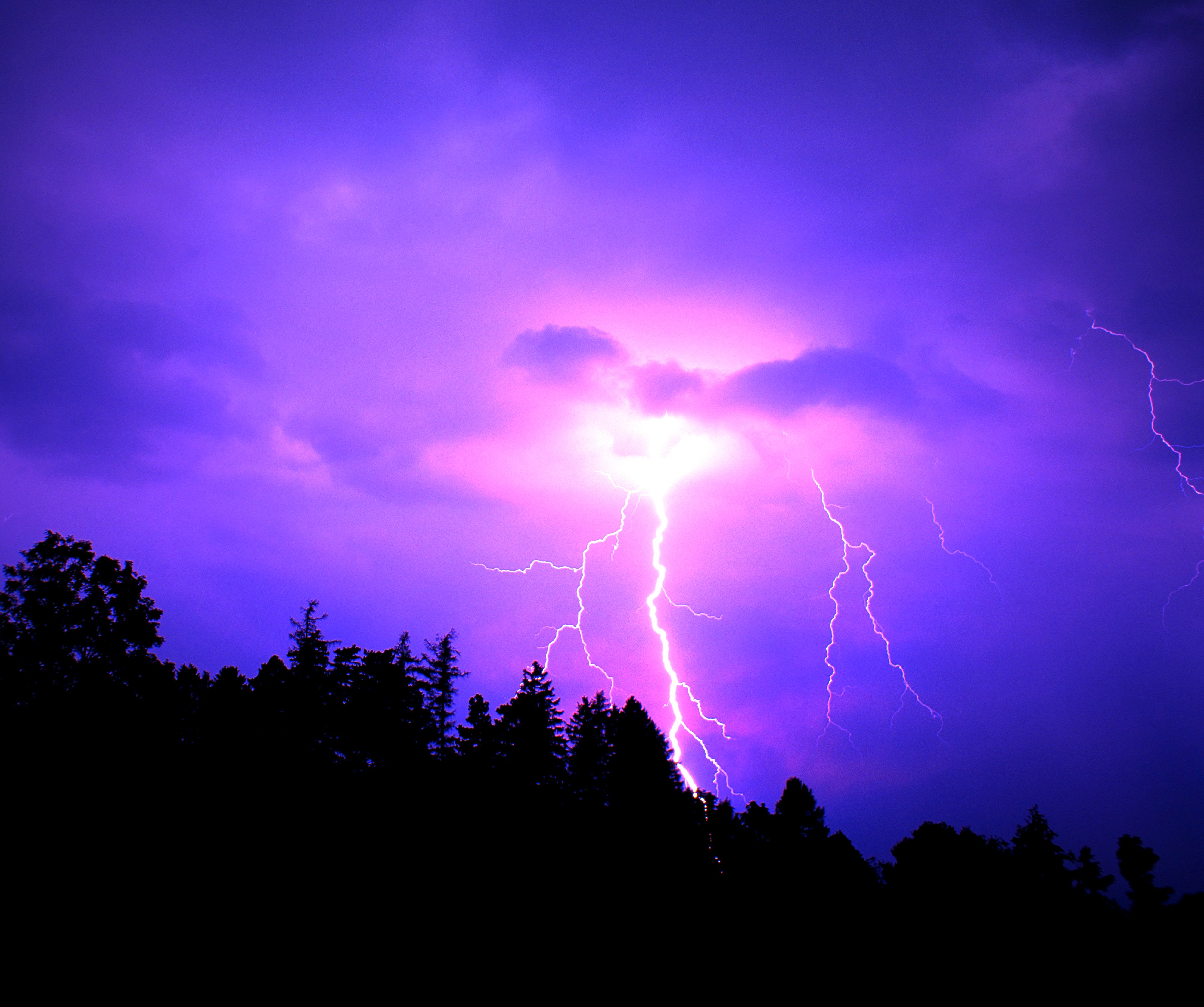 Am Rande eines Hitzehochs über dem Mittelmeer gab es im Juli zahlreiche Schwergewitterlagen.