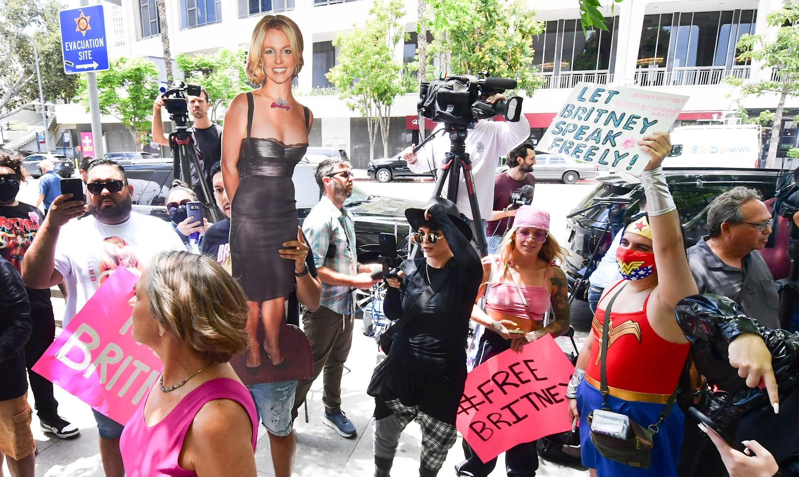 Free Britney Spears, Vor dem Gerichtsaal in Los Angeles kämpfen Britneys Fans für das Ende ihrer Vormundschaft