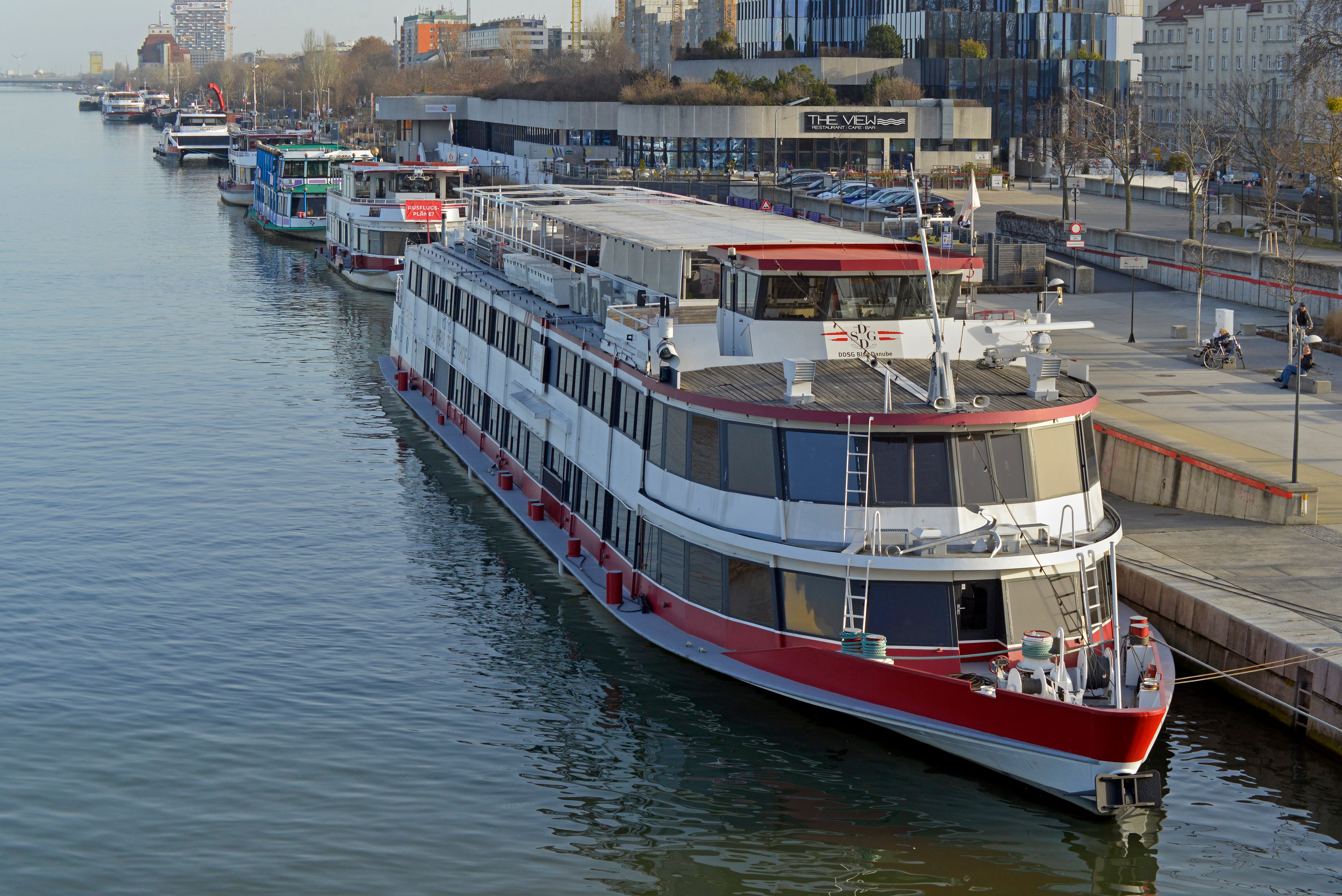 Der Mann wurde zwischen ein Schiff und die Kaimauer gesogen.