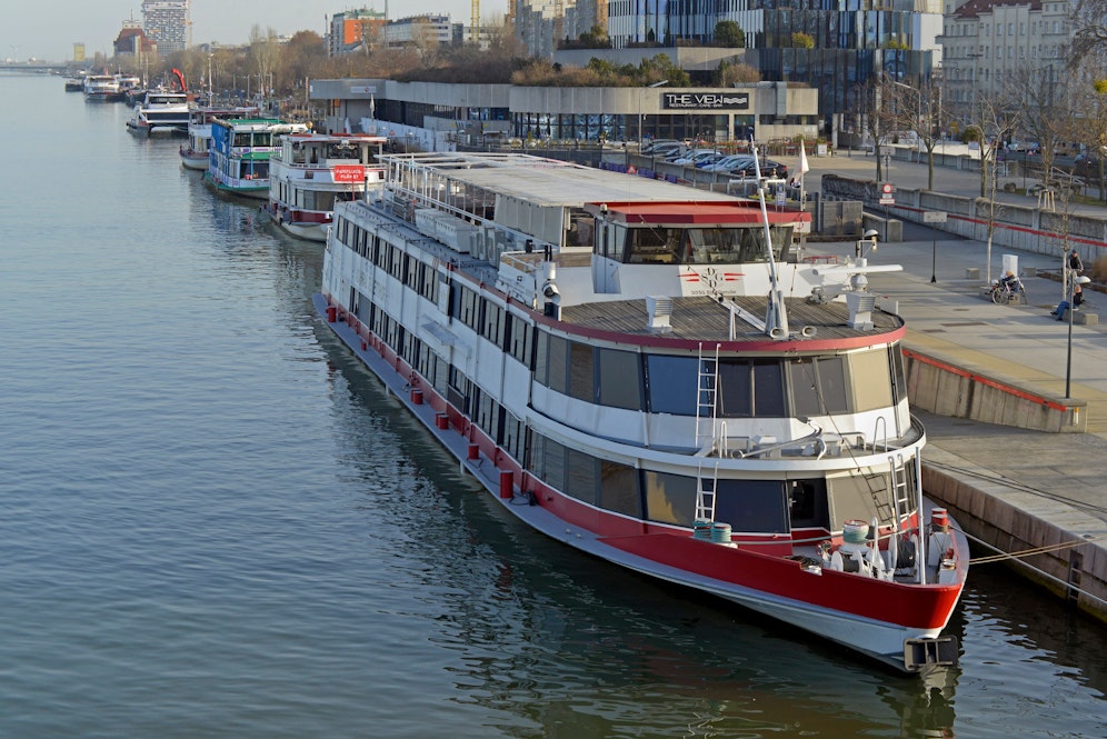 Der Mann wurde zwischen ein Schiff und die Kaimauer gesogen.