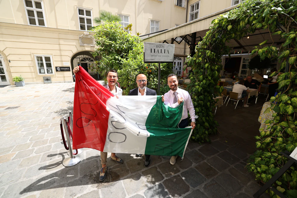 Den Torjubel haben im Regina Margherita Gastro-Papa Luigi Barbaro (m.) und seine Söhnen Antonio (r.) und Luigi junior schon drauf.