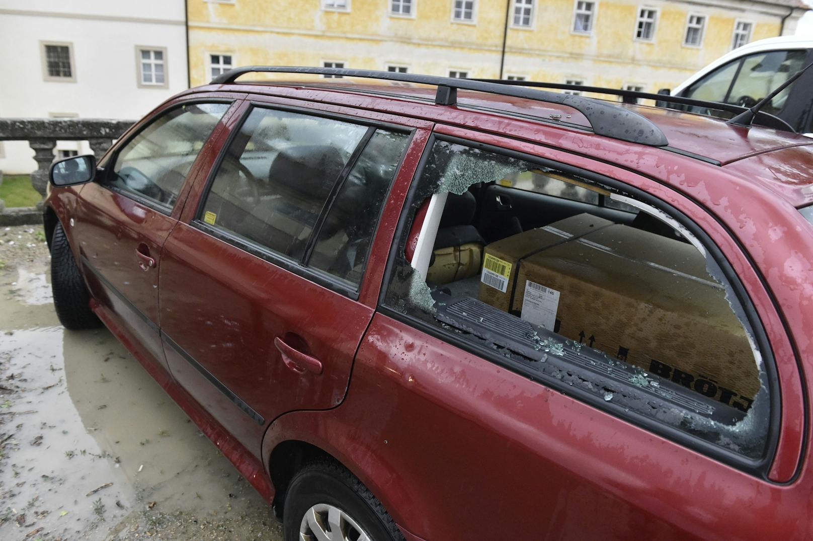 Ein Tornado zog am Donnerstag unweit der österreichischen Grenze über Tschechien und hinterließ eine Spur der Verwüstung.