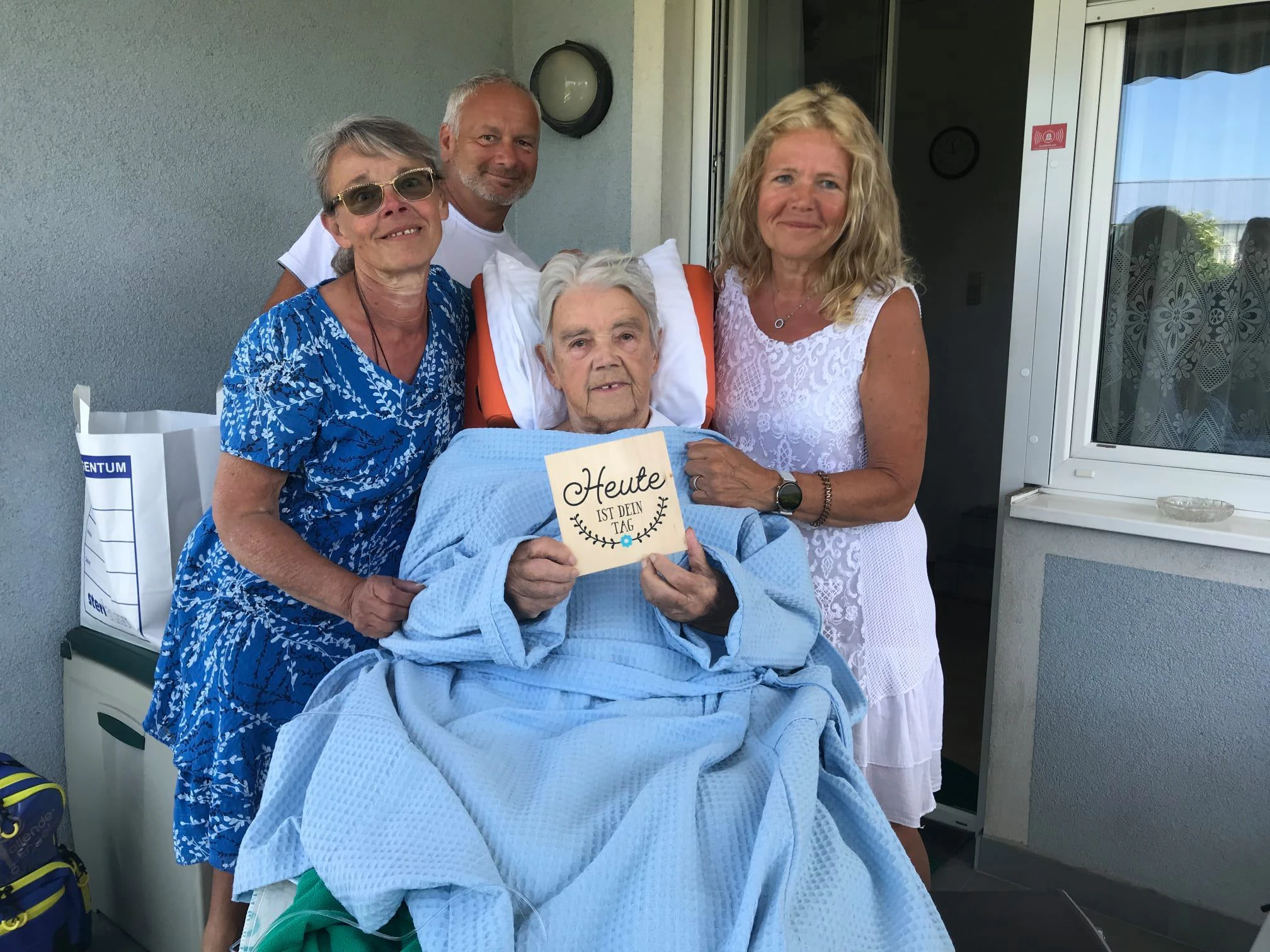 Es war ihr Tag, ein perfekter Tag. Frau Margereta konnte sich noch einmal daheim von ihrer Familie verabschieden.
