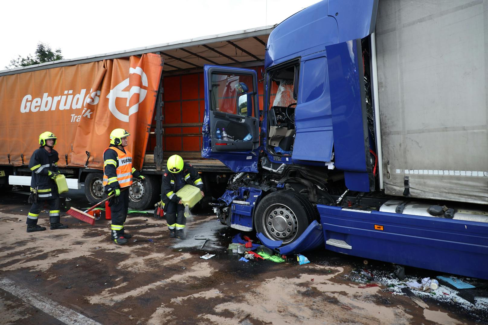 Auf der A25 bei Weißkirchen an der Traun (OÖ) ist ein Serienunfall mit 13 Fahrzeugen passiert.