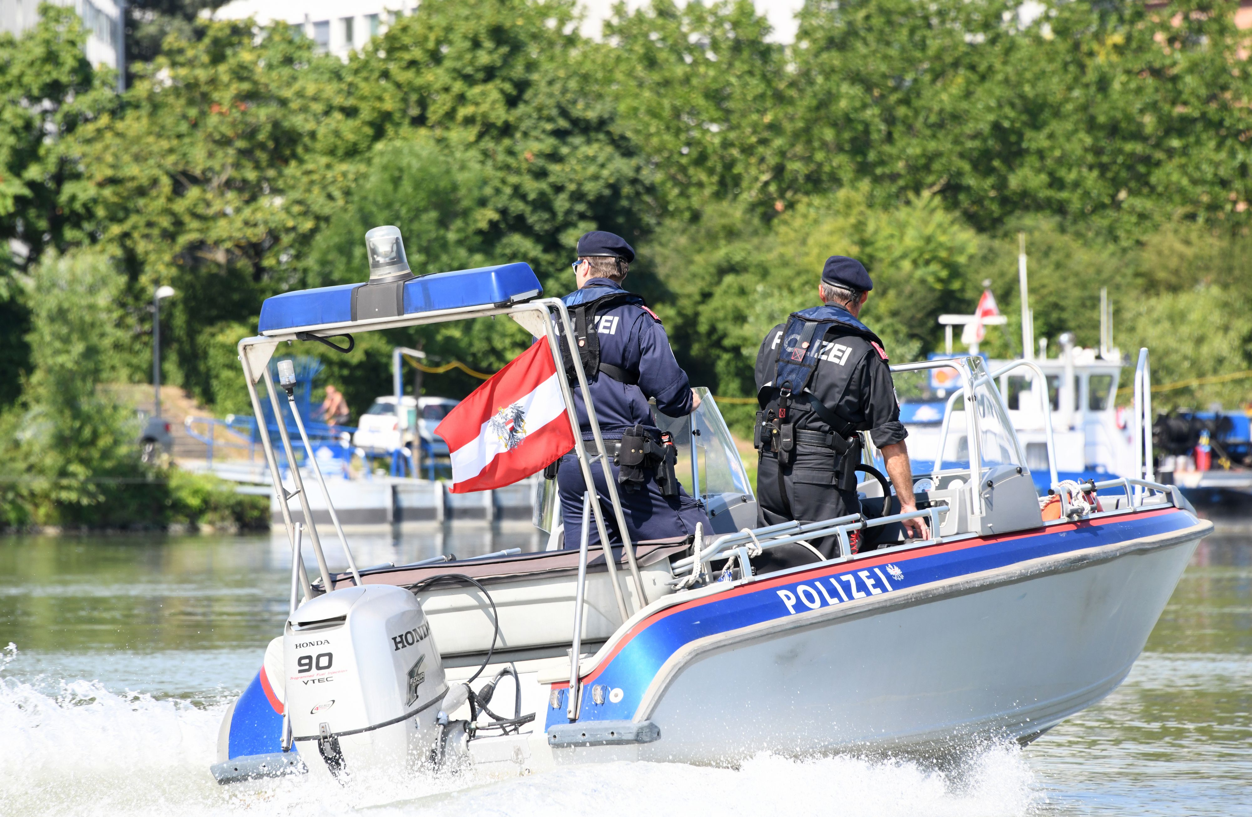 Für die Wasserpolizei begann ein Wettlauf gegen die Zeit.