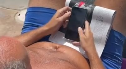 Der Mann muss die Fotos vor den Augen der jungen Frauen löschen. 