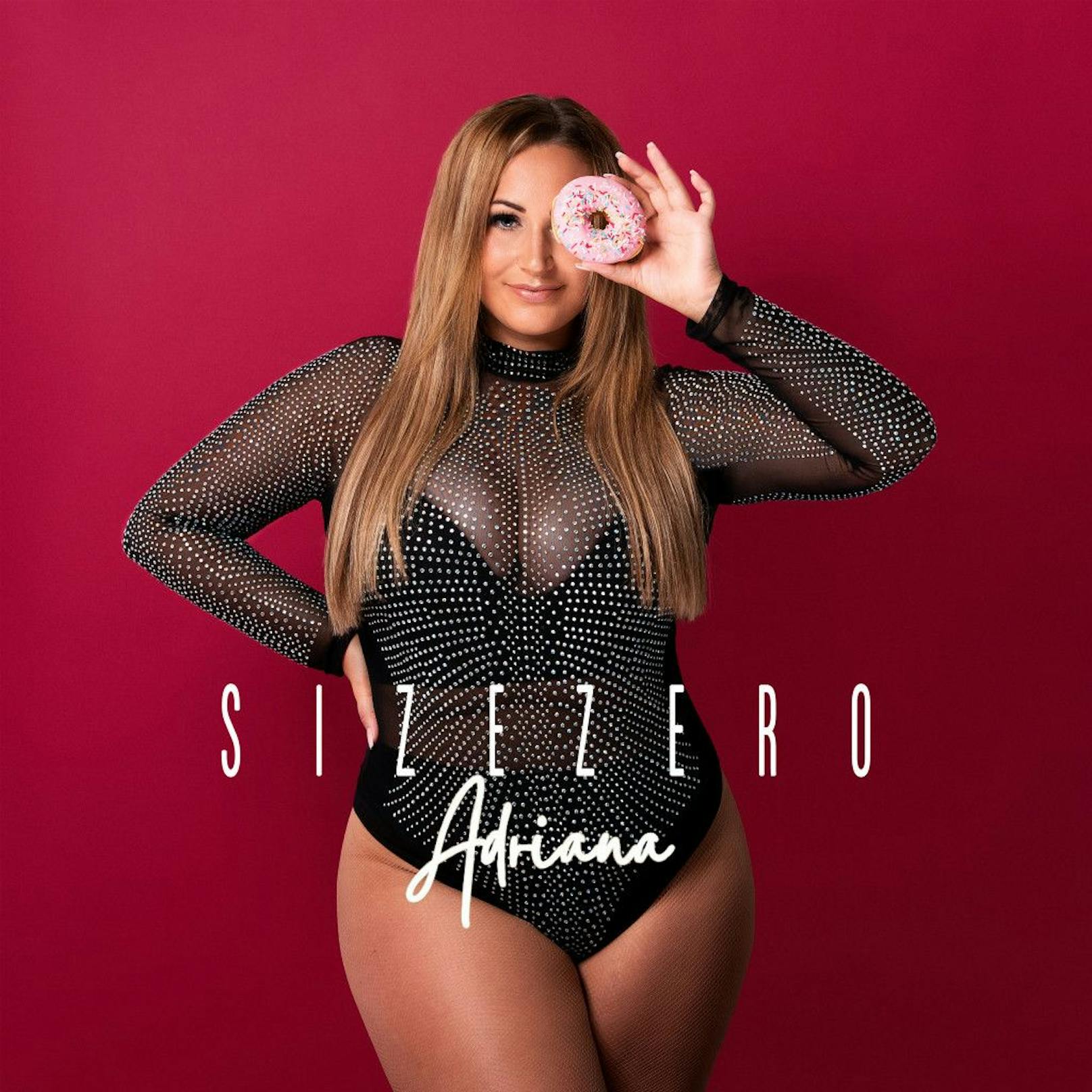 Adriana&nbsp;will mit ihrer neuen Single "Size Zero" ein Zeichen für mehr Body Positivity setzen.