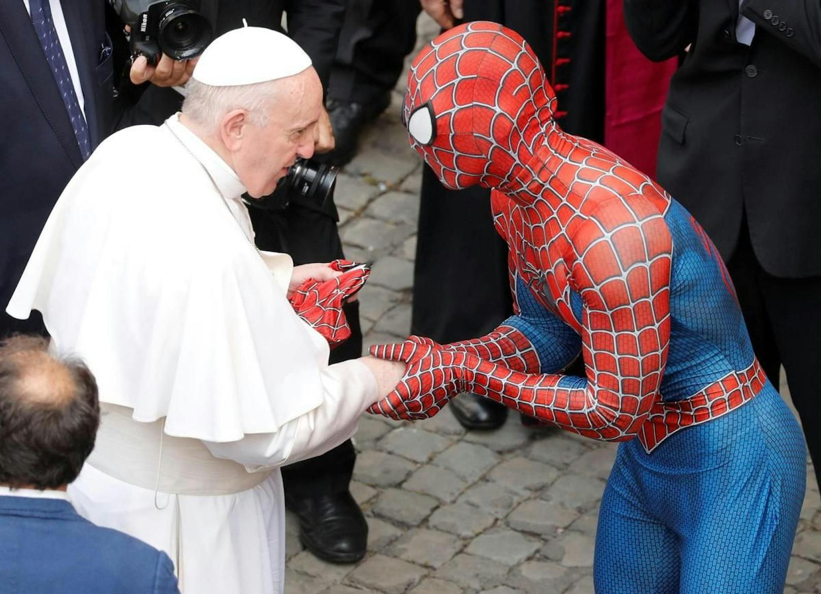 Papst Franziskus schüttelt Spiderman die Hand