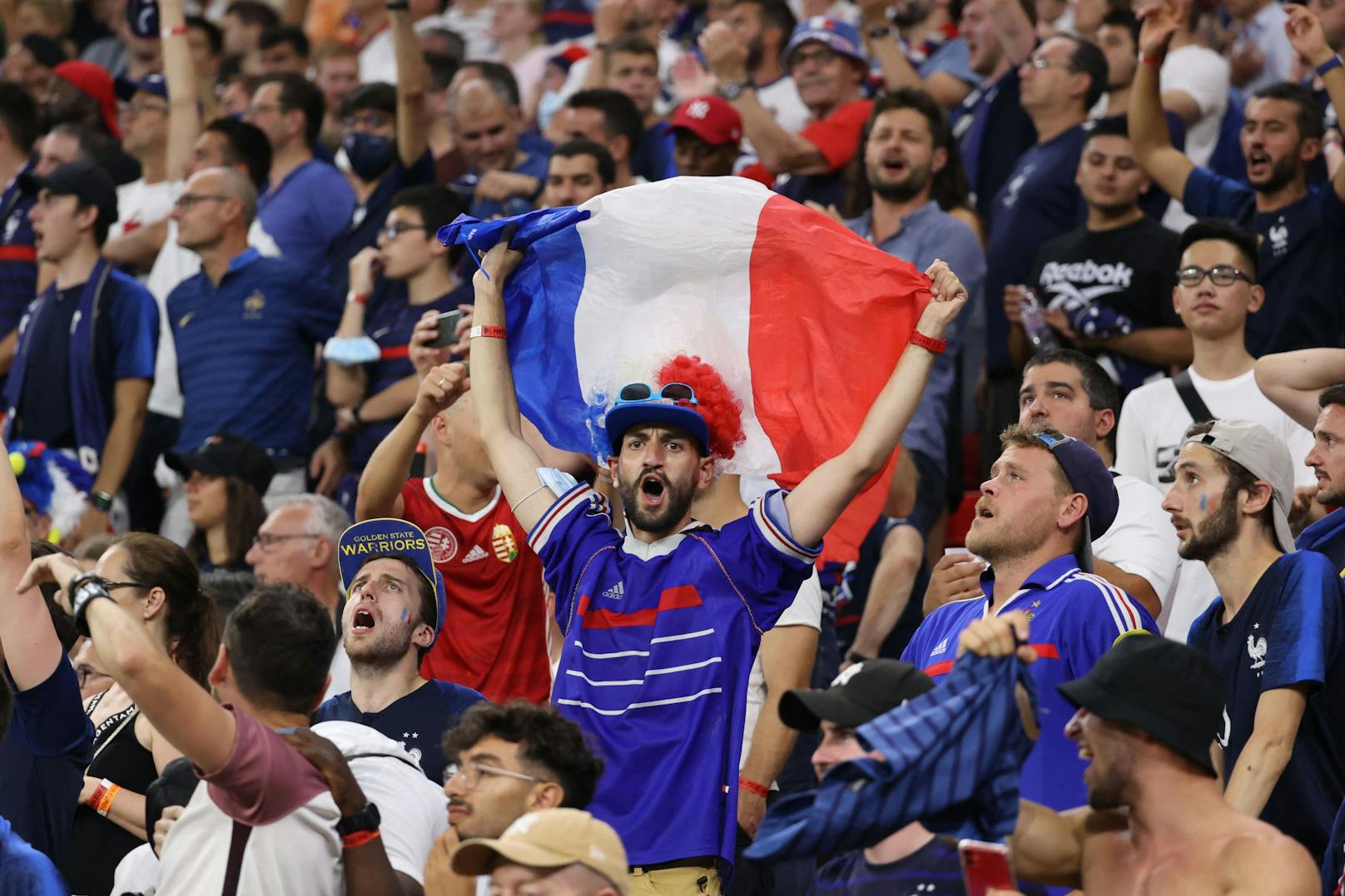 Französische Fans in der Budapester Puskas Arena. 
