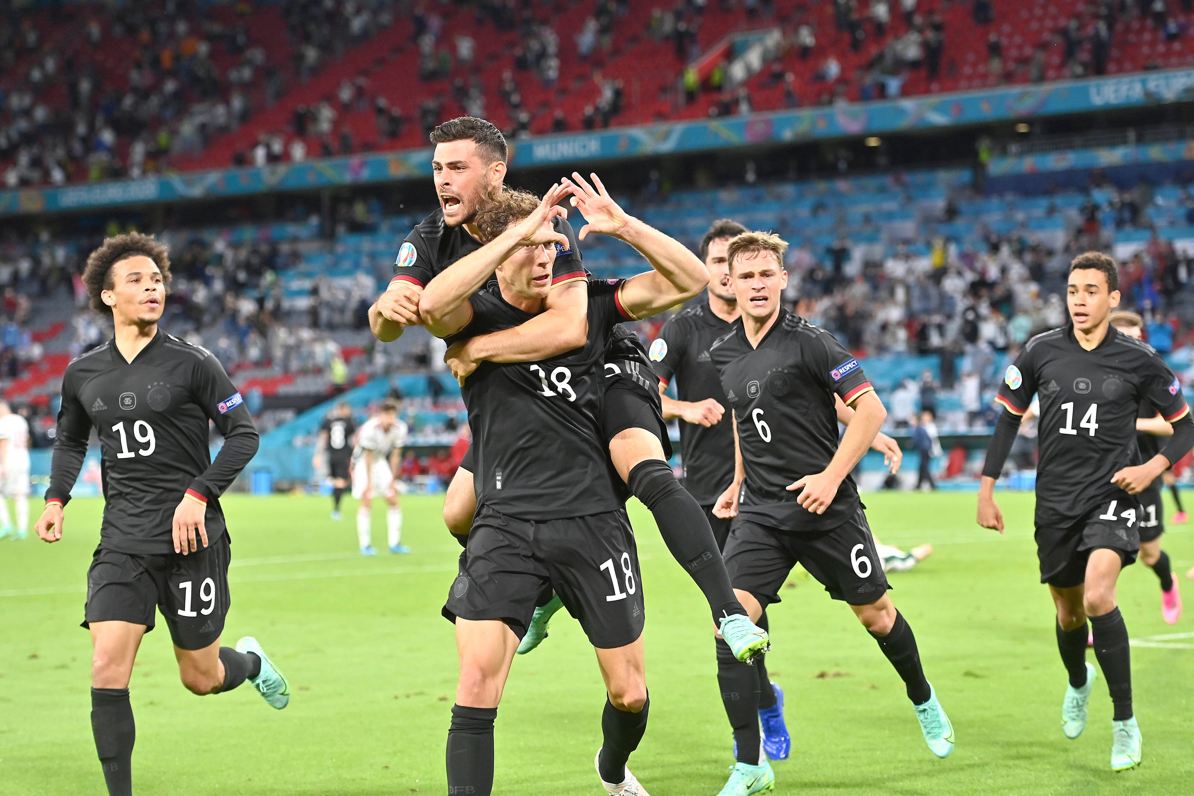Leon Goretzka mit einer Botschaft an die Ungarn-Fans.