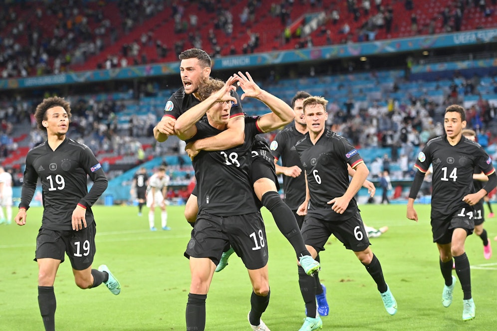 Leon Goretzka mit einer Botschaft an die Ungarn-Fans.