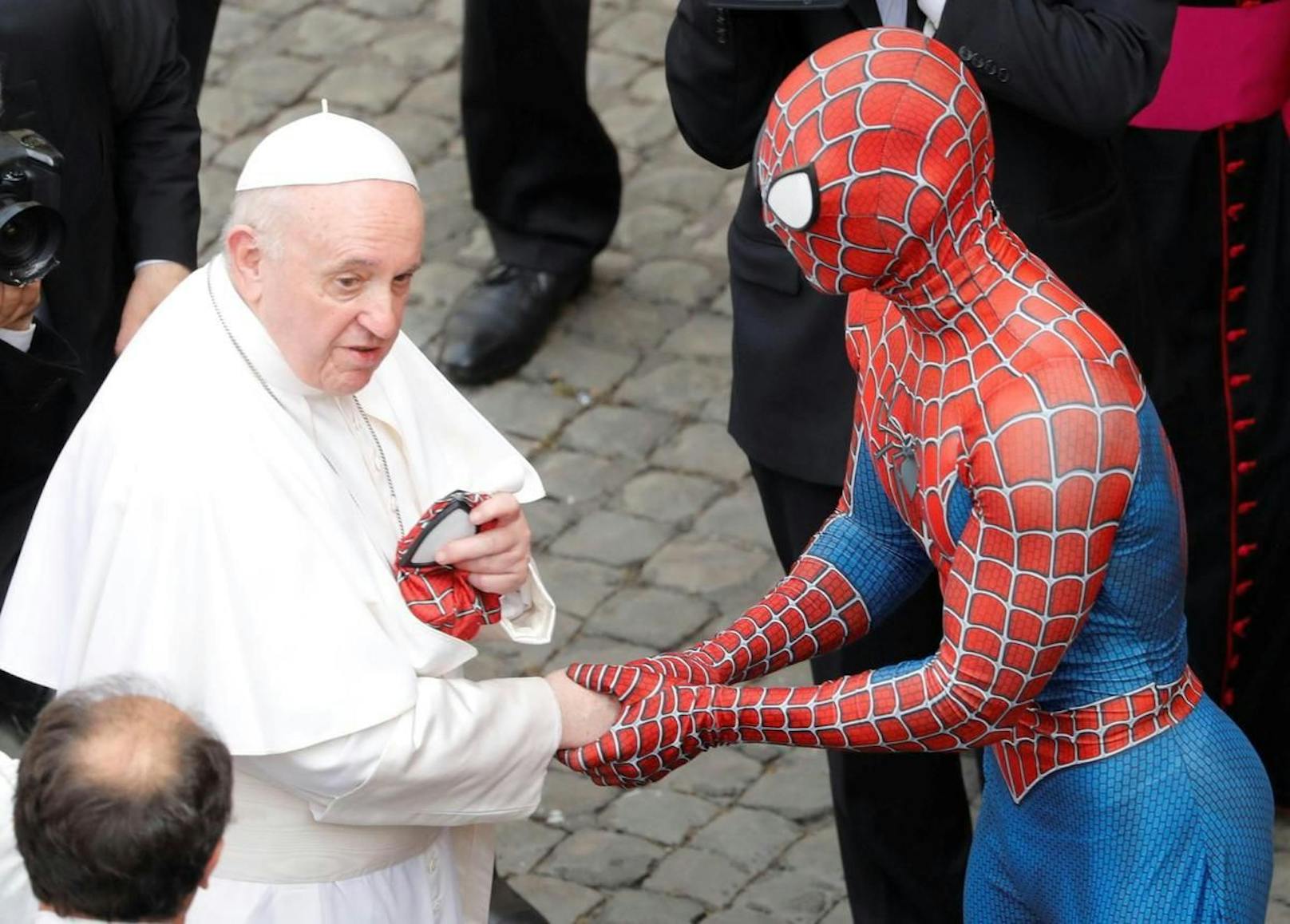 Der Mann schenkte dem Papst eine Superhelden-Maske.