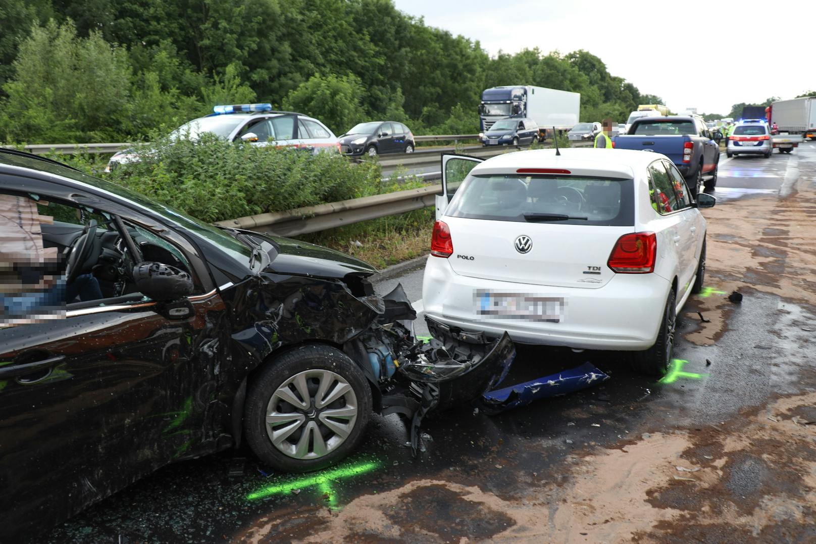 Auf der A25 bei Weißkirchen an der Traun (OÖ) ist ein Serienunfall mit 13 Fahrzeugen passiert.