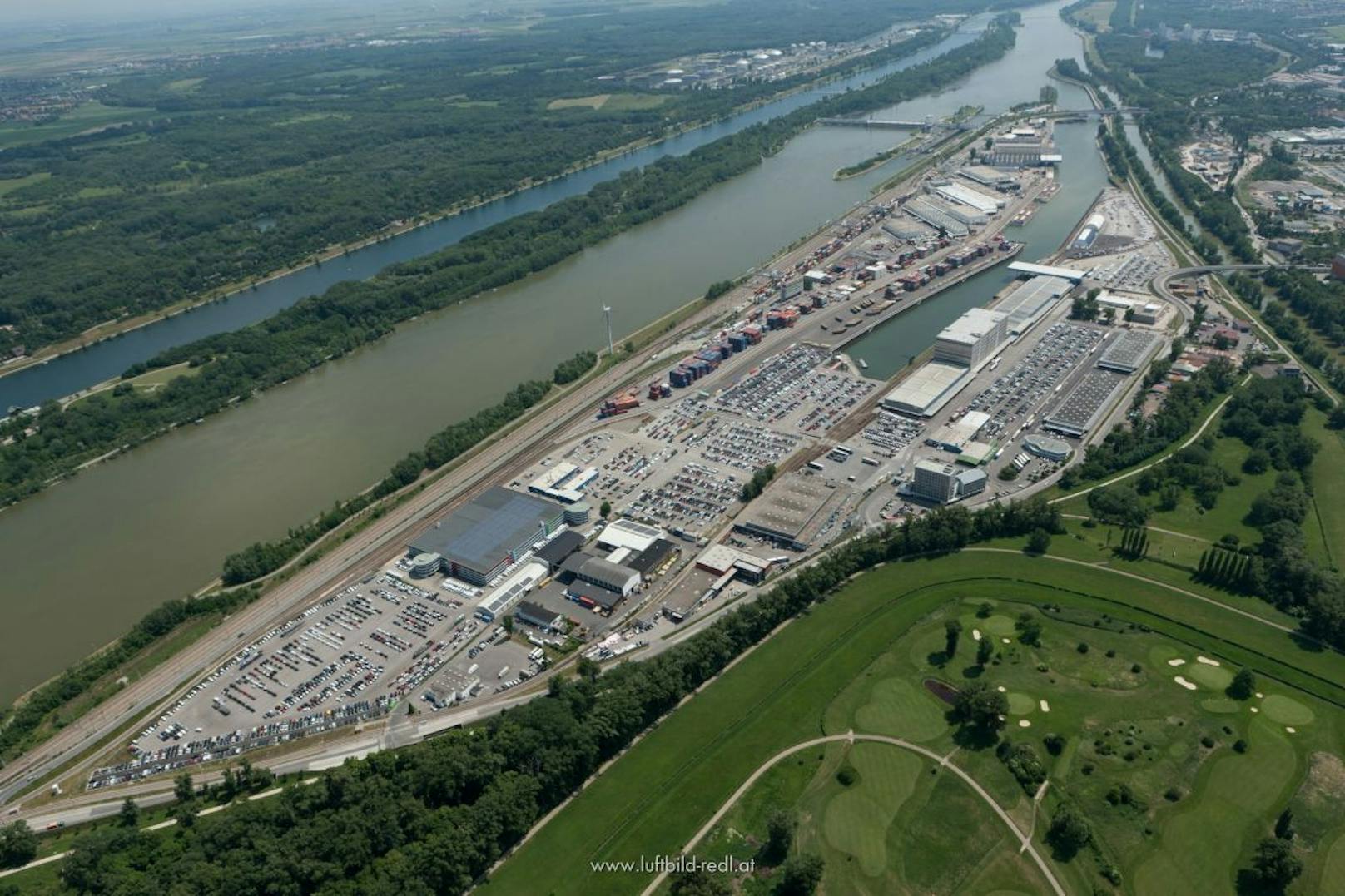 Der Hafen Wien, eine Tochter der Wien Holding, ist mit den Häfen Freudenau (hier im Bild), Albern und dem Ölhafen Lobau das größte Güterverkehrszentrum in Ostösterreich.