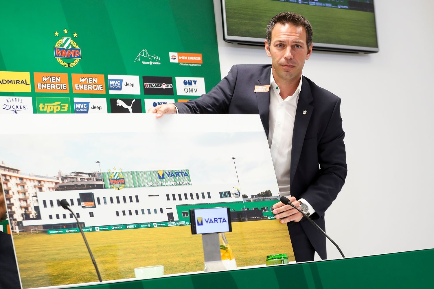 Christoph Peschek zeigt das neue Trainingszentrum.
