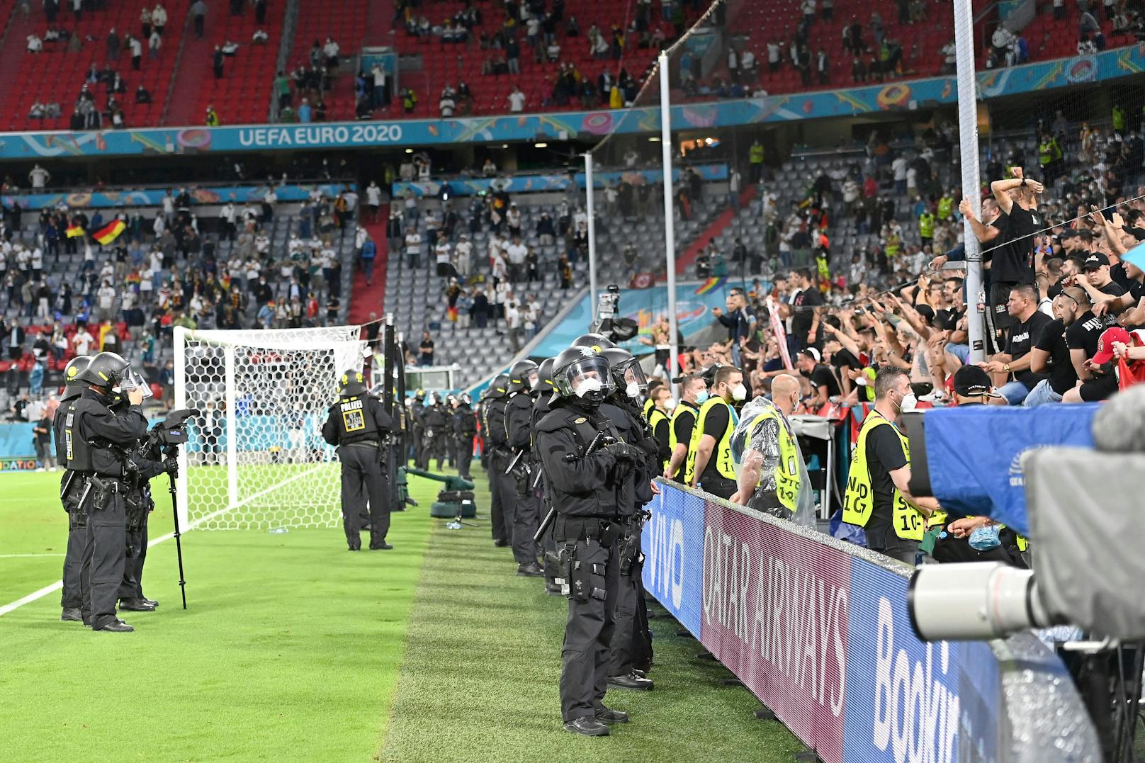 Der ungarische Fanblock wurde in der Schlussphase des EM-Spiels von der Polizei umstellt.