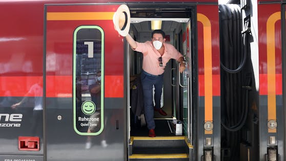 Bariton Clemens Unterreiner machte sich samt Übergepäck auf den Weg nach Seefeld.
