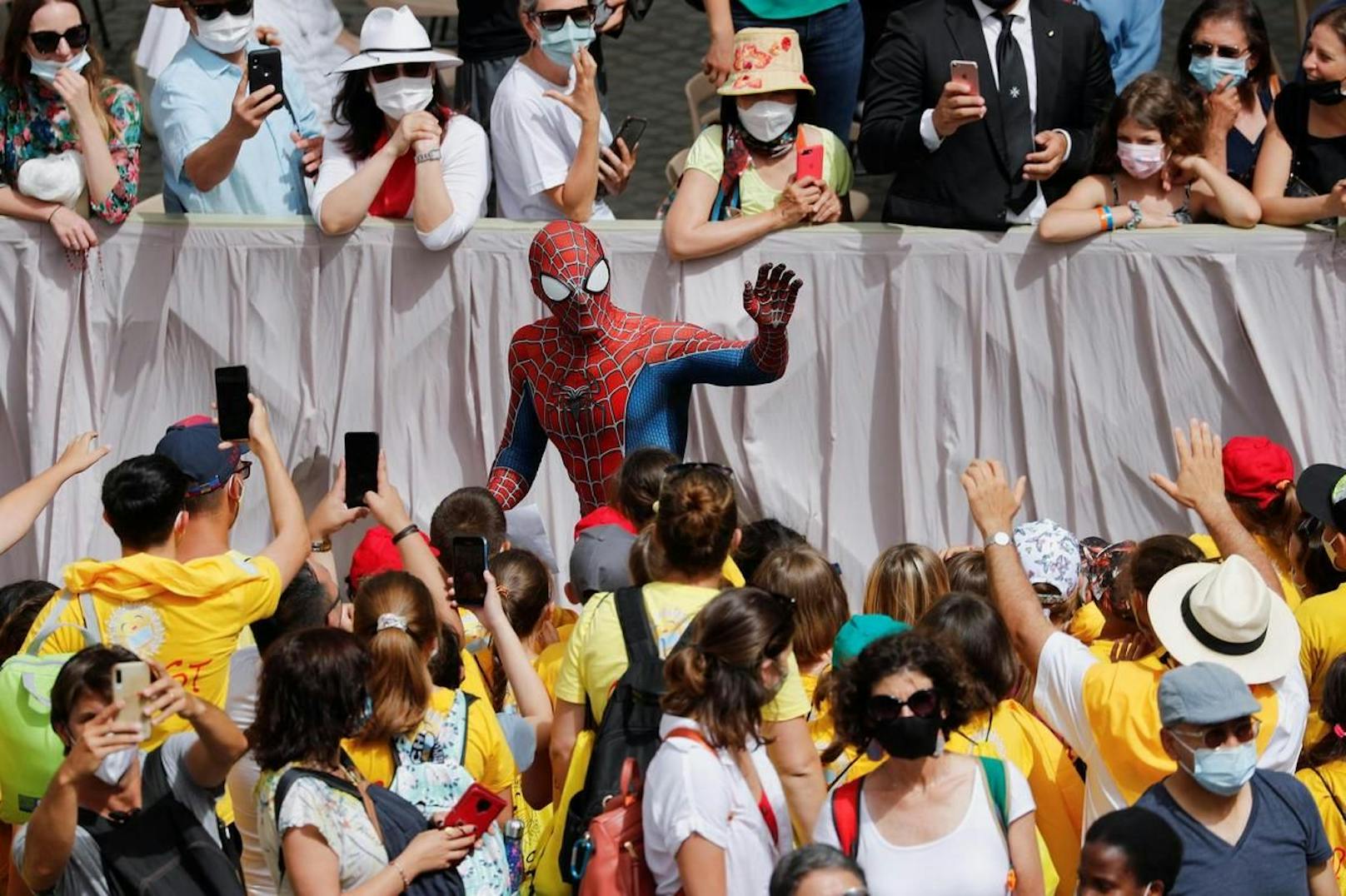 Am Schluss animierte "Spiderman" eine anwesende Schüler-Gruppe zum Jubeln.