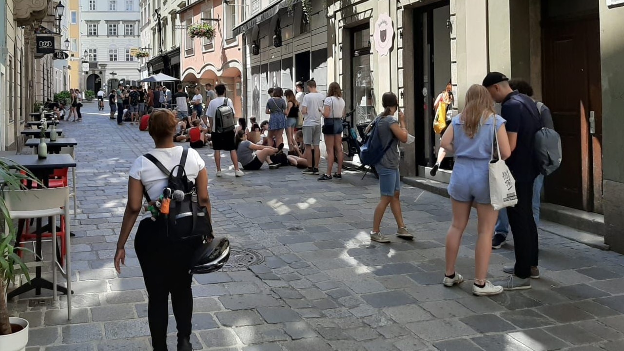 Die Warteschlange wuchs zwischenzeitlich auf 100 Meter Länge an.