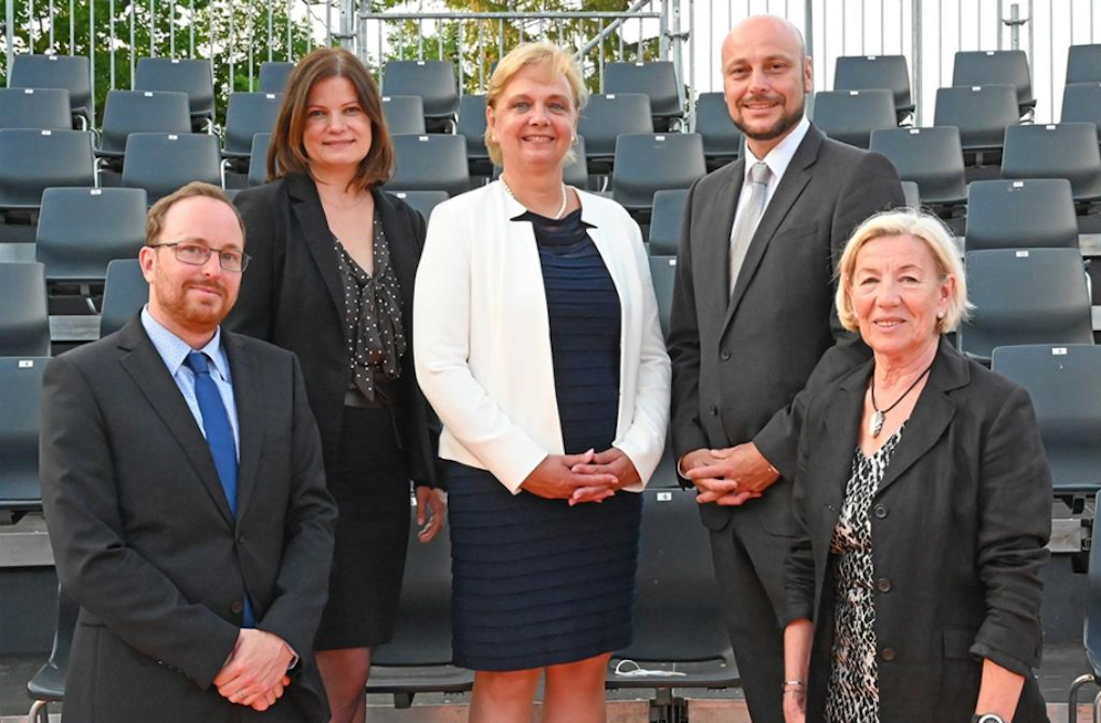 Andrea Kö (Mitte) mit ihren neuen Gemeinderäten.