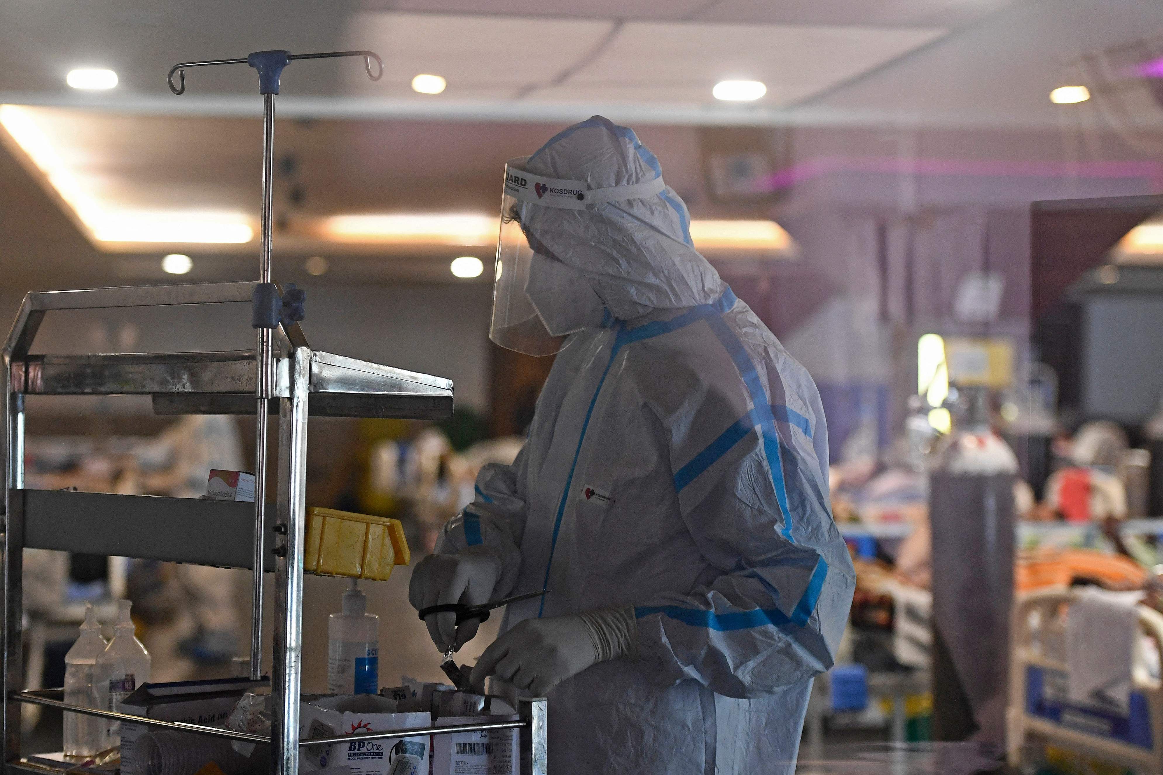 Download von www.picturedesk.com am 24.06.2021 (12:18).  Health workers wearing personal protective equipment (PPE kit) attends to Covid-19 coronavirus positive patients inside a banquet hall temporarily converted into a covid care centre in New Delhi on April 29, 2021. (Photo by TAUSEEF MUSTAFA / AFP) - 20210429_PD2092 - Rechteinfo: Rights Managed (RM) Nur für redaktionelle Nutzung! Werbliche Nutzung erfordert Freigabe: bitte schicken Sie uns eine Anfrage.