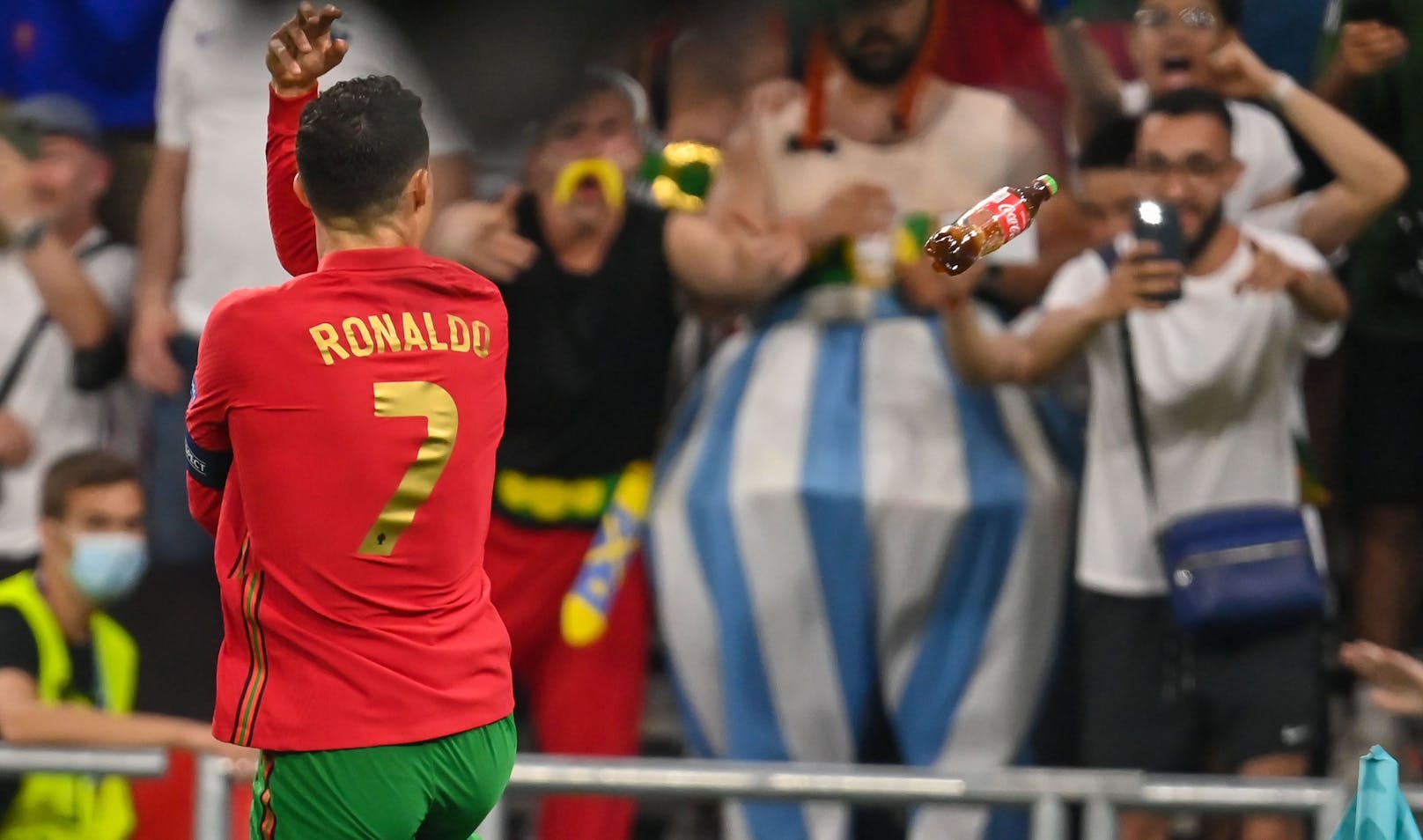 Cristiano Ronaldo versucht einer Cola-Flasche auszuweichen.