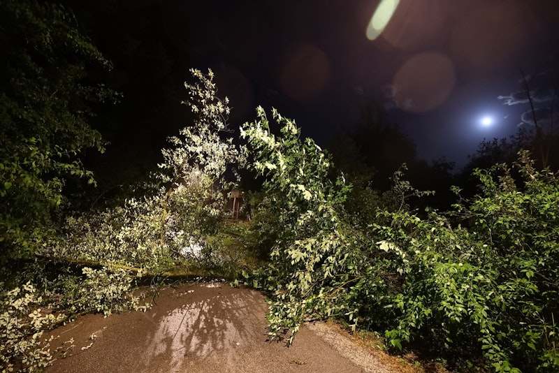 Gegen 21:30 Uhr begann das Unwetter über dem Flachgau und gegen 22:30 Uhr klarte der Himmel auf und der fast Vollmond strahlte über der Stadt.