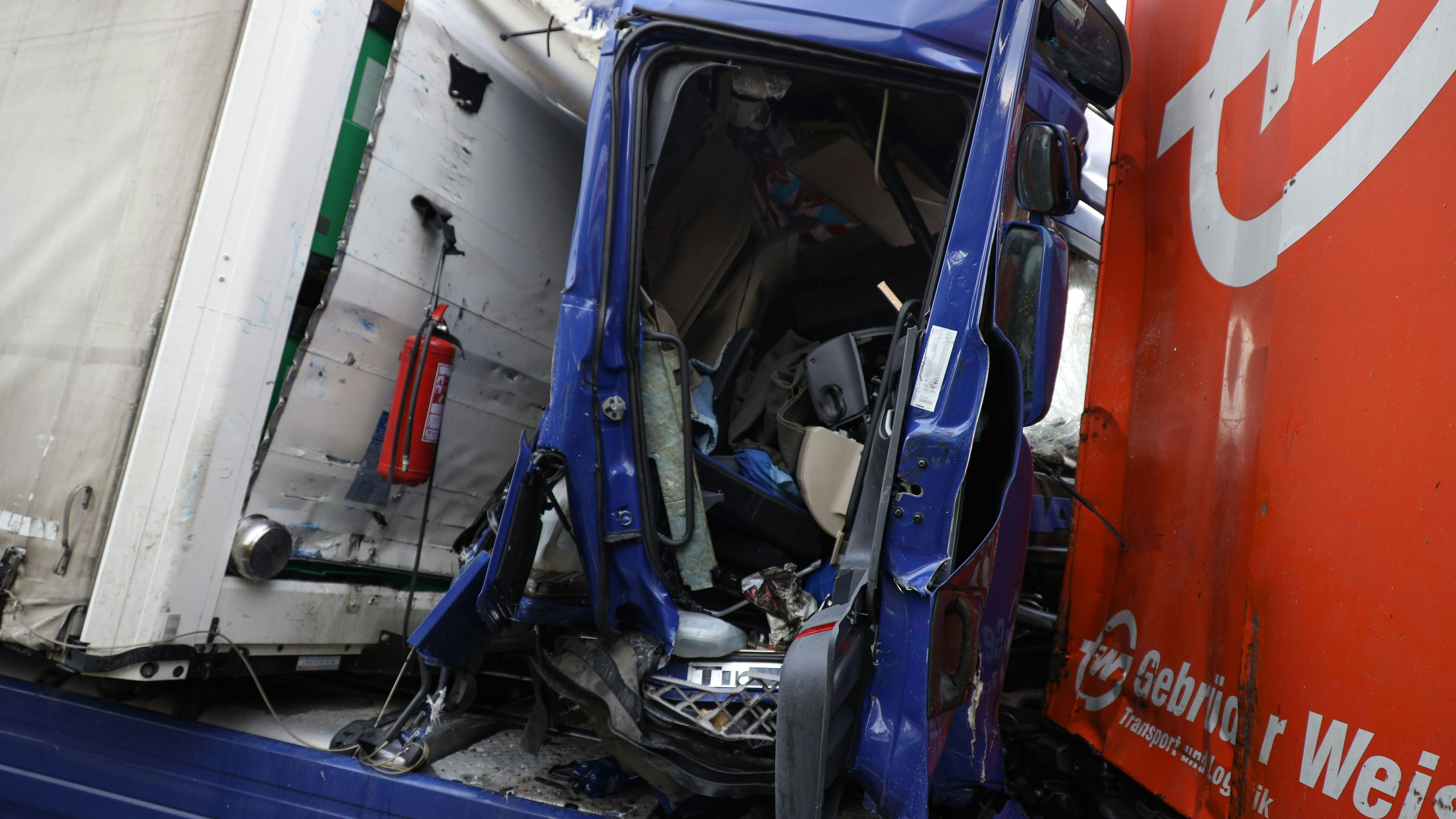 Serienunfall mit 13 Fahrzeugen und sechs Verletzten auf der Welser Autobahn bei Weißkirchen an der Traun, 24.06.2021