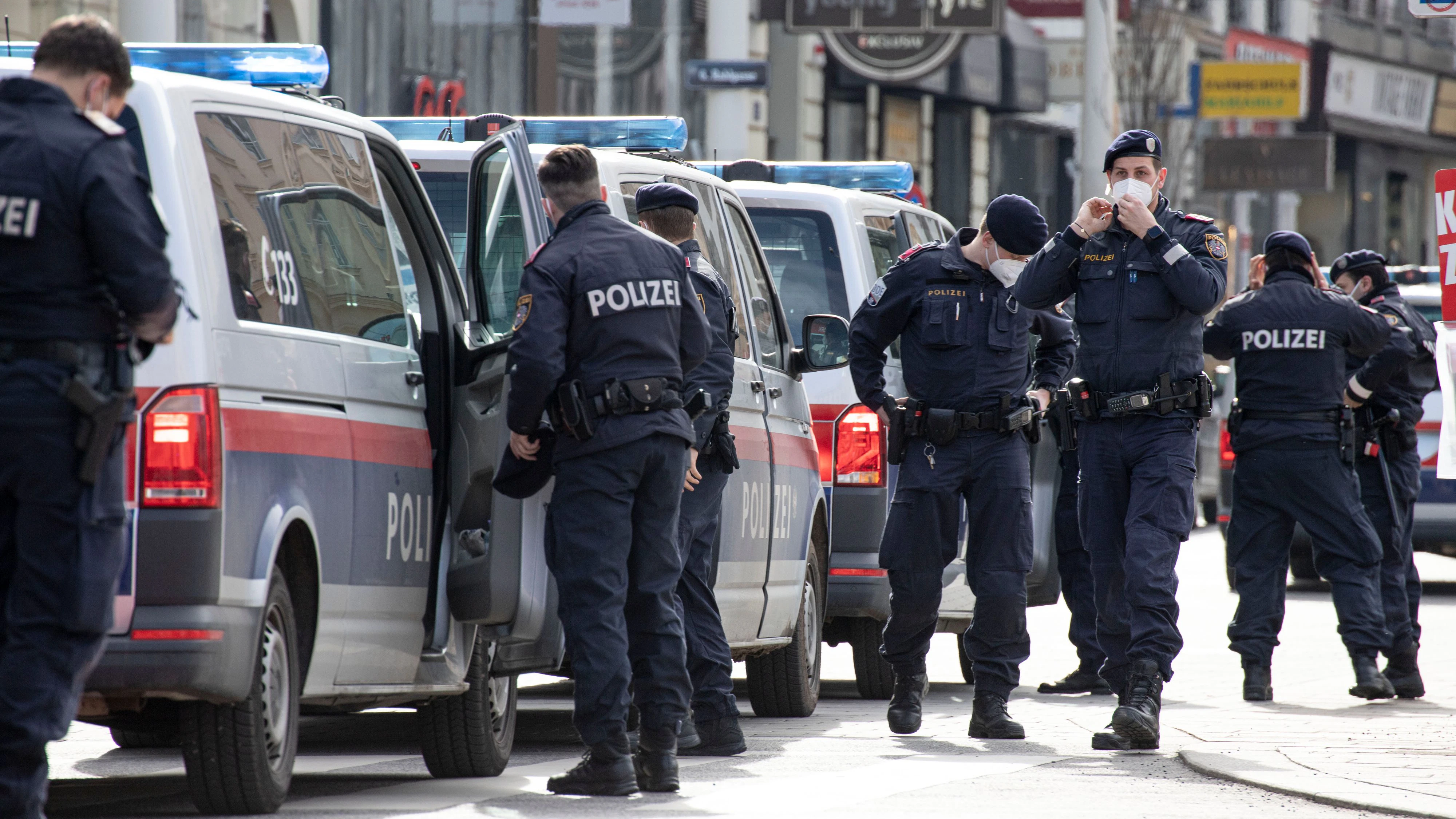 Im Zuge eines Einsatzes konnten die Beamten den international gesuchten Verdächtigen (30) festnehmen. Symbolbild.