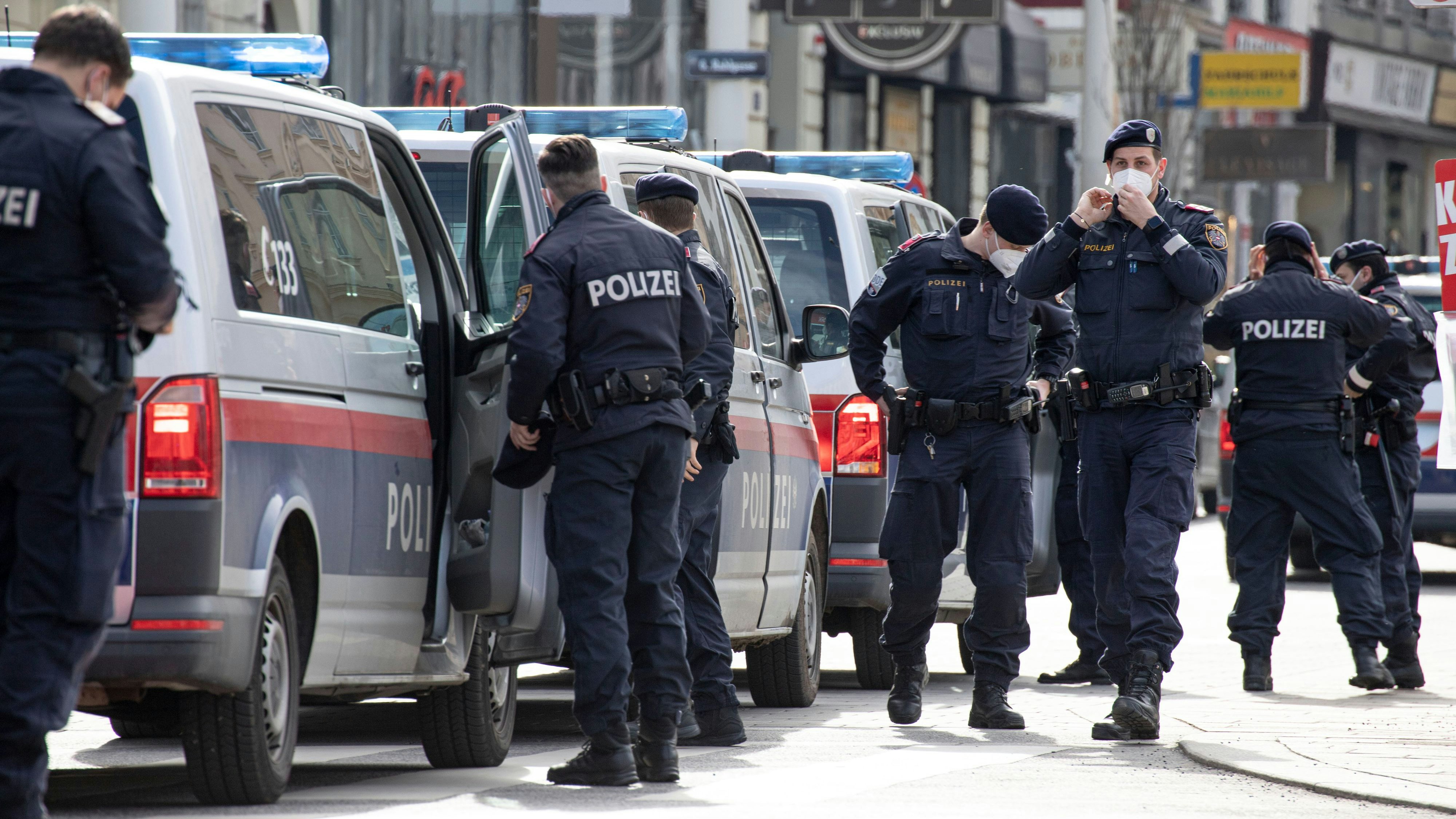 Im Zuge eines Einsatzes konnten die Beamten den international gesuchten Verdächtigen (30) festnehmen. Symbolbild.