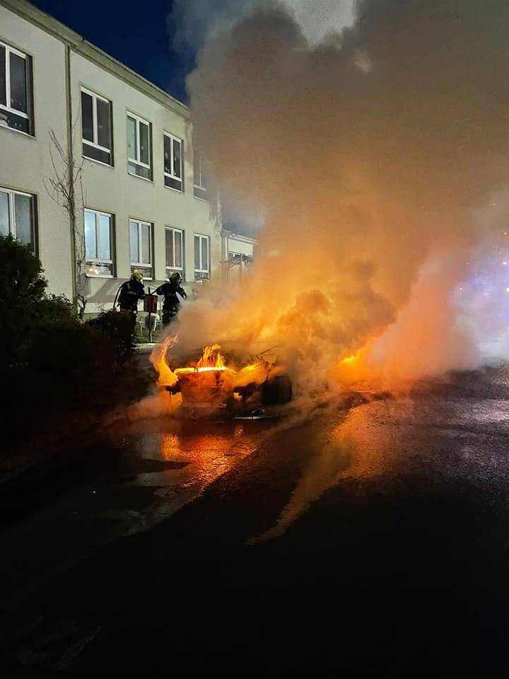 Der Wagen stand lichterloh in Flammen.