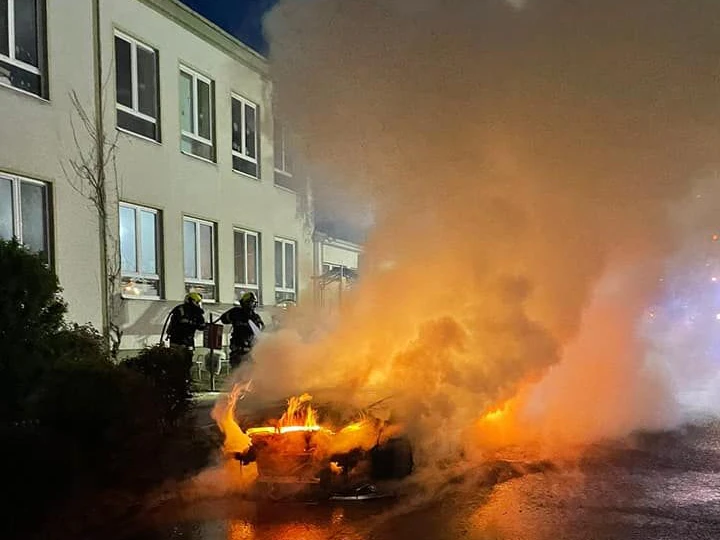 Der Wagen stand lichterloh in Flammen.