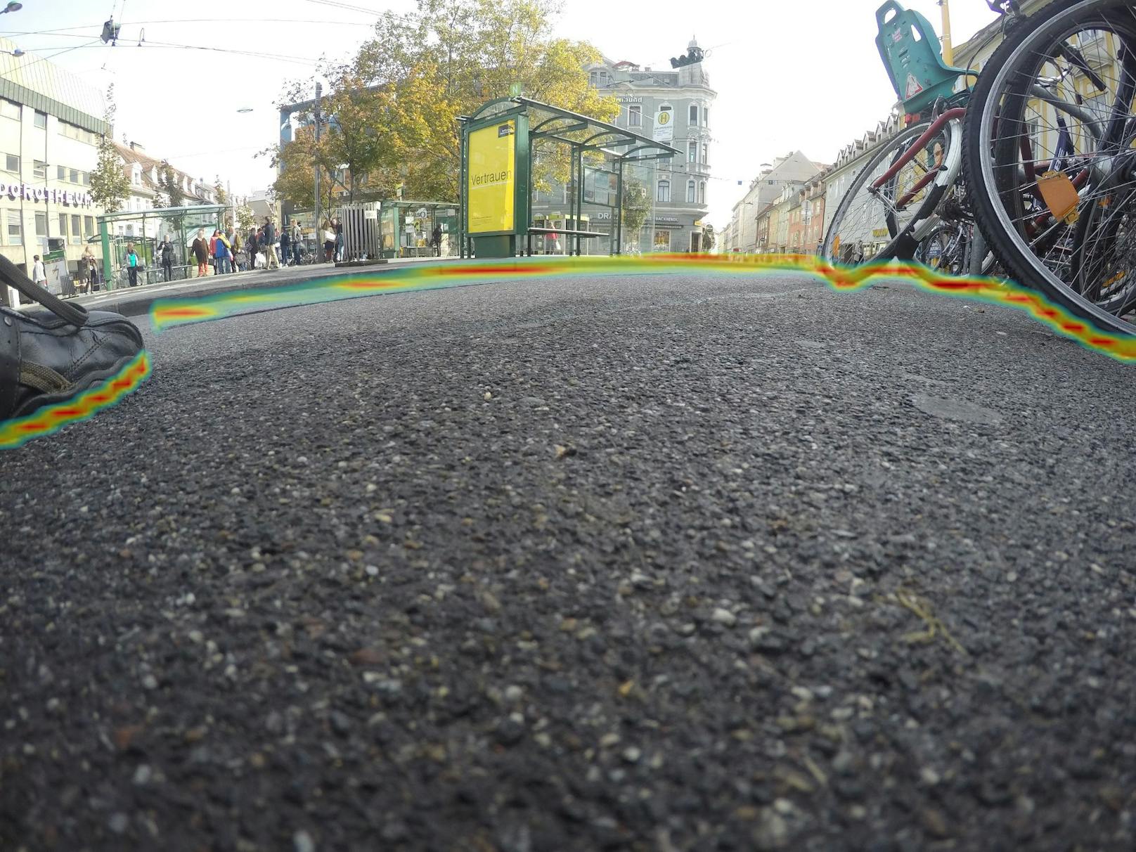 Eine Kameraaufnahme aus der Schuhperspektive: farblich eingegrenzt ist der gefahrlos begehbare Bereich, erkannt und interpretiert durch den Bilderkennungsalgorithmus der TU Graz.