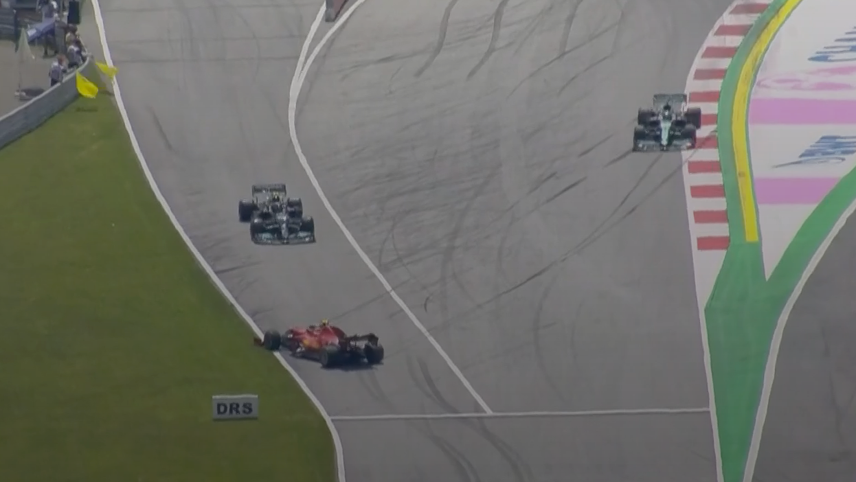 Ferrari-Pilot Carlos Sainz steht am Boxen-Ausgang quer.