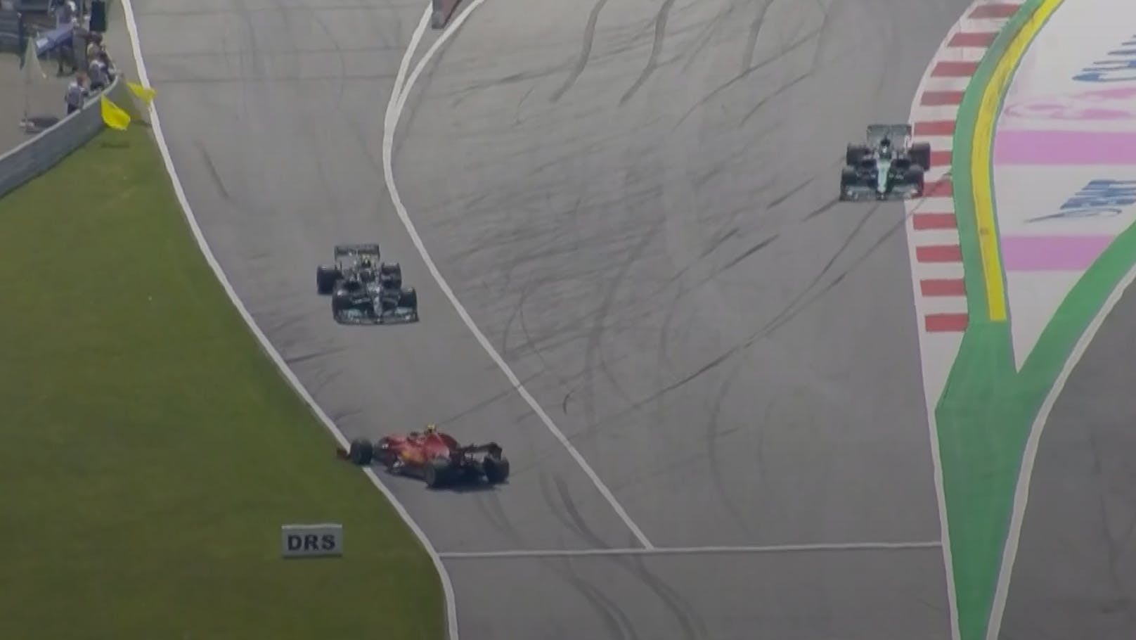 Ferrari-Pilot Carlos Sainz steht am Boxen-Ausgang quer.