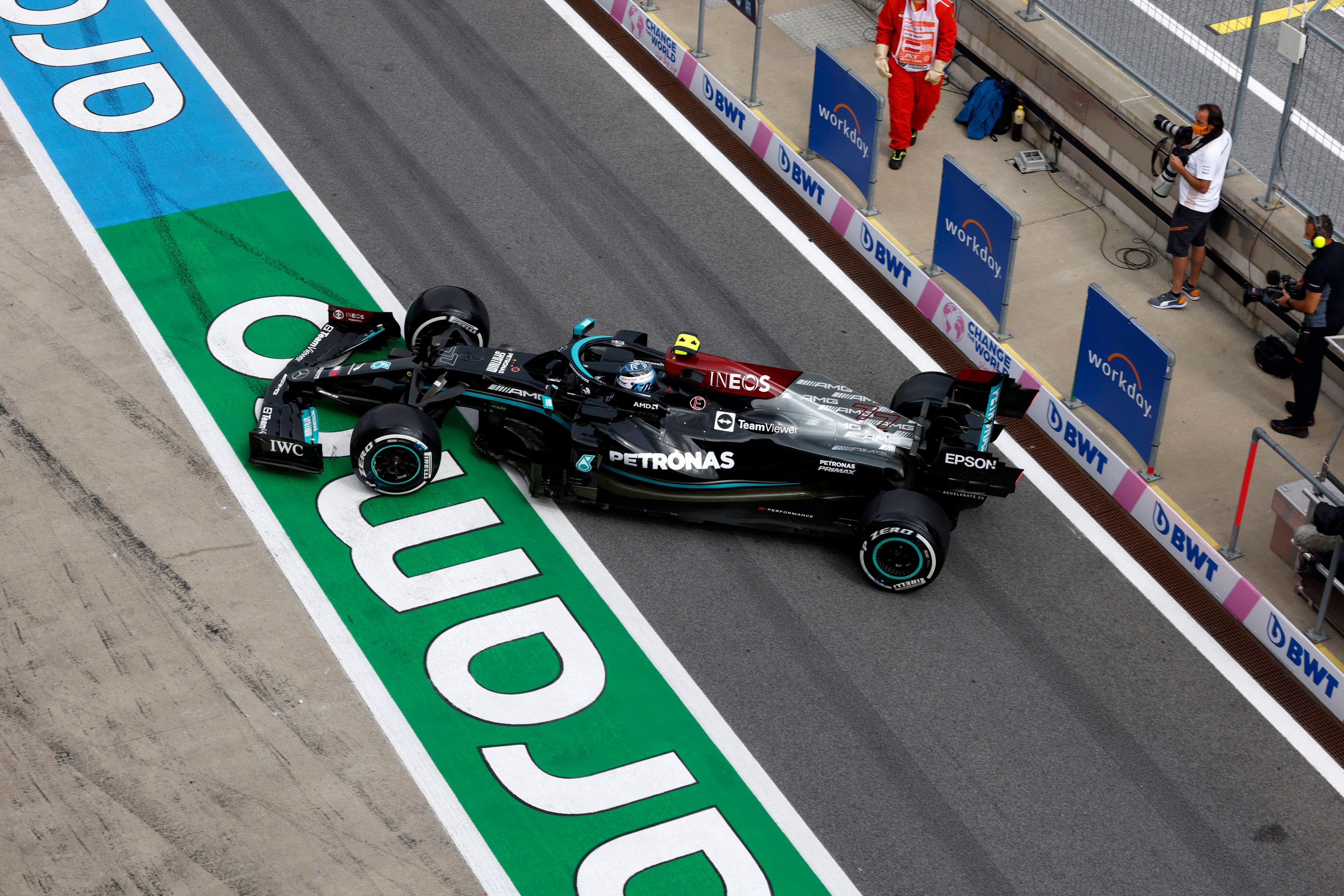 Valteri Bottas dreht sich in der Boxengasse. 