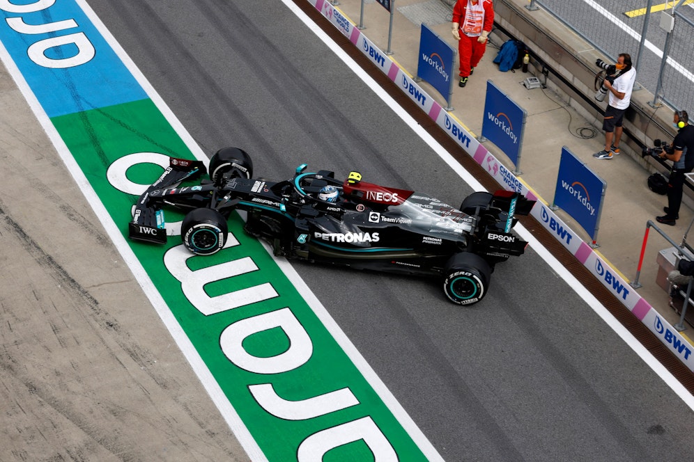 Valteri Bottas dreht sich in der Boxengasse. 