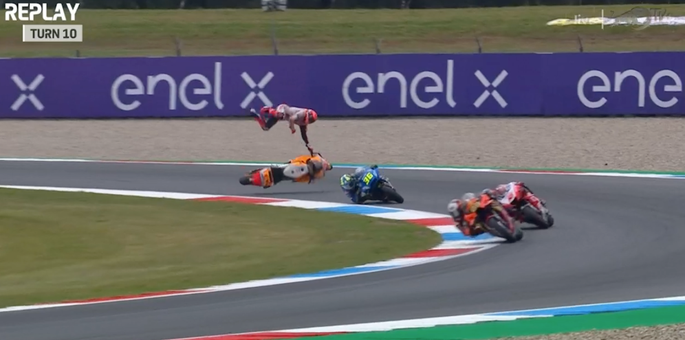 Marc Marquez wird von seiner Honda abgeworfen.