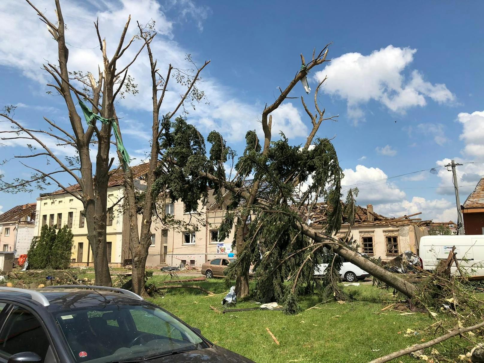 Der Tag nach dem Tornado: Bilder der Verwüstung aus Moravská Nová Ves (CZ).
