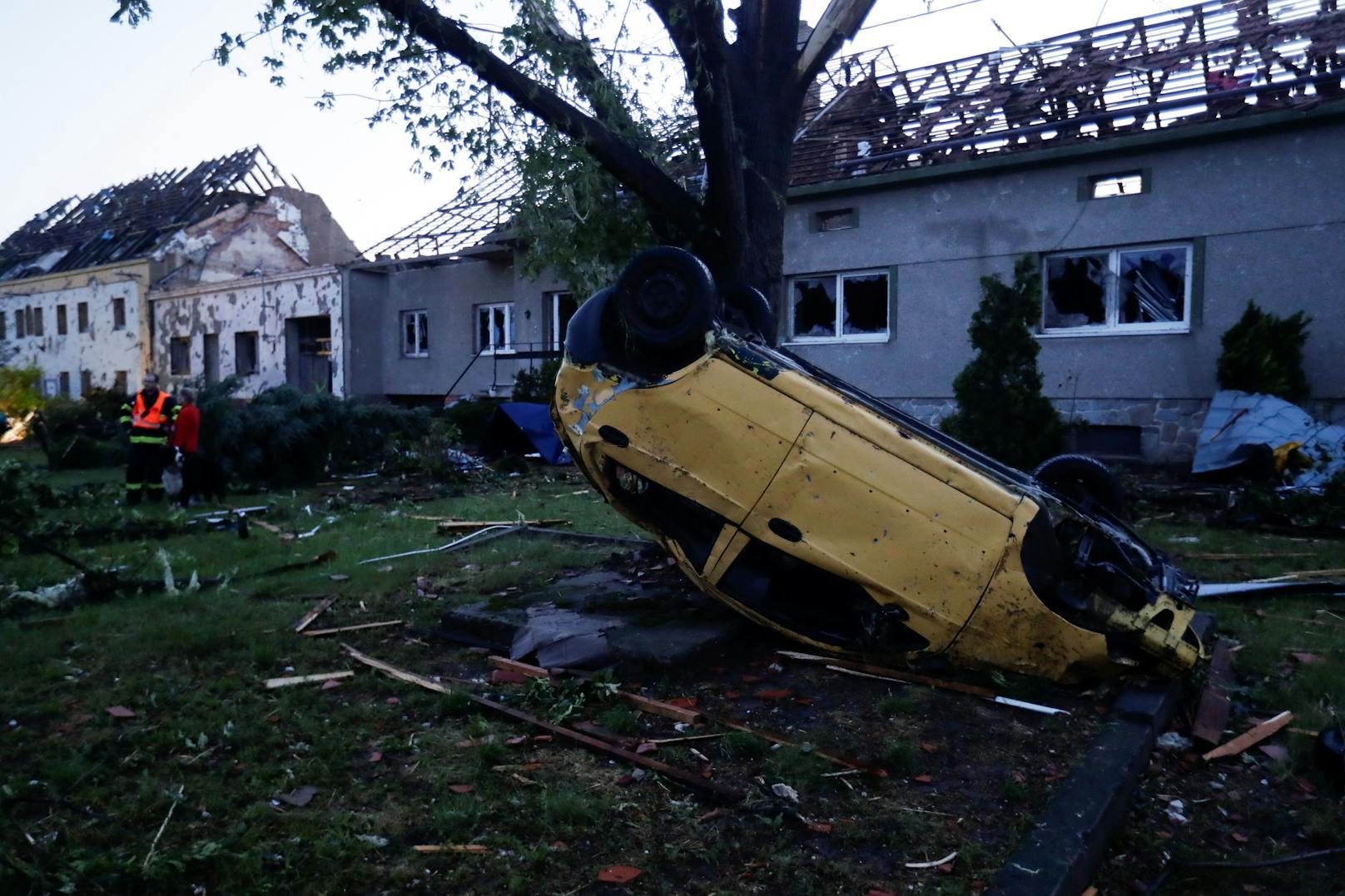 Durch einen Tornado sind am Donnerstag im Südosten Tschechiens mehrere Menschen ums Leben gekommen. Viele weitere seien verletzt worden, sagte eine Sprecherin der regionalen Rettungsdienste.