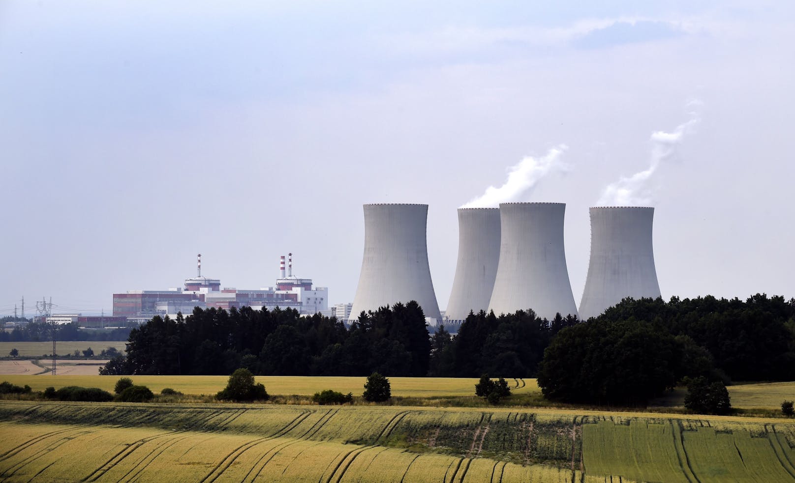 Das AKW Temelín liegt 24 km nördlich von Ceske Budejovice in der Region Südböhmen, Tschechien und liegt 50 km von der österreichischen und 60 km von der deutschen Grenze.  Es ist hinsichtlich der Leistung mit 2026 MW das größte Kraftwerk in Tschechien.