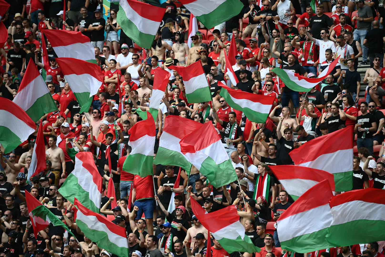 Die UEFA ermittelt gegen ungarische Fans. 