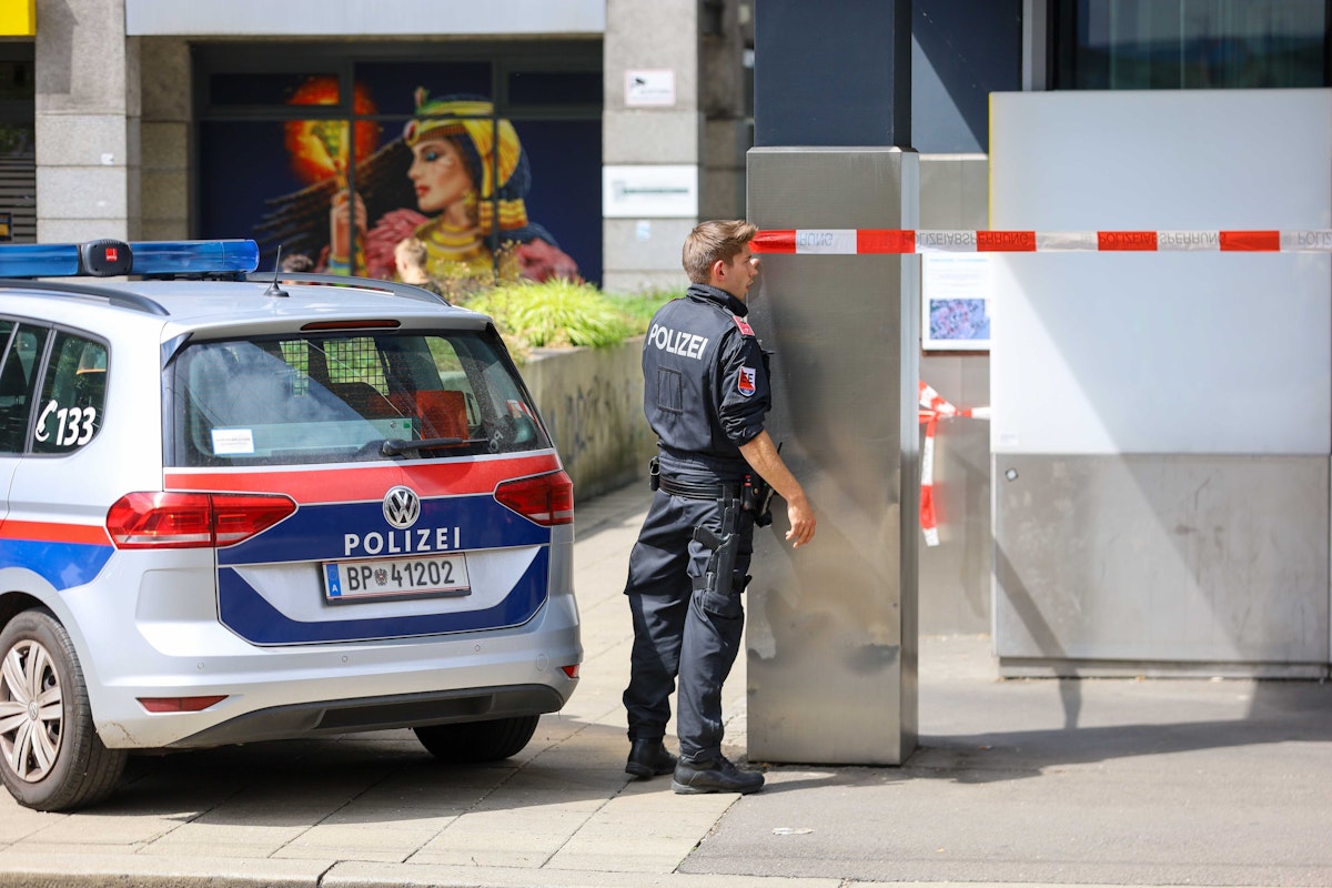 Mit einer Pistole bewaffnet stürmte ein bislang Unbekannter die Raika-Filiale in Urfahr.