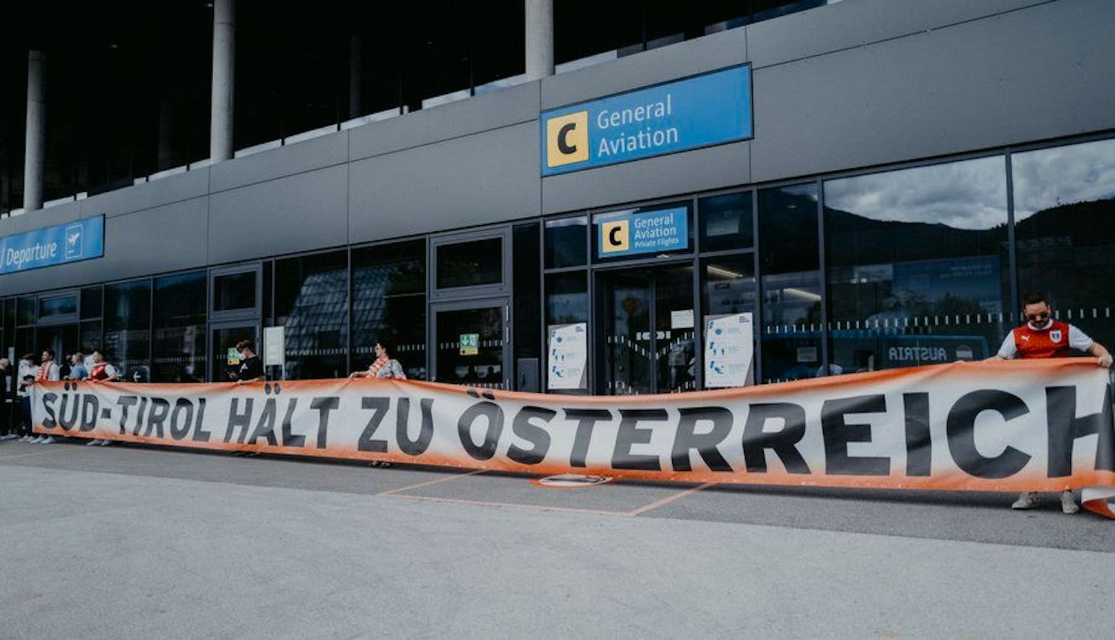 Südtirol-Fans unterstützen das ÖFB-Team. 